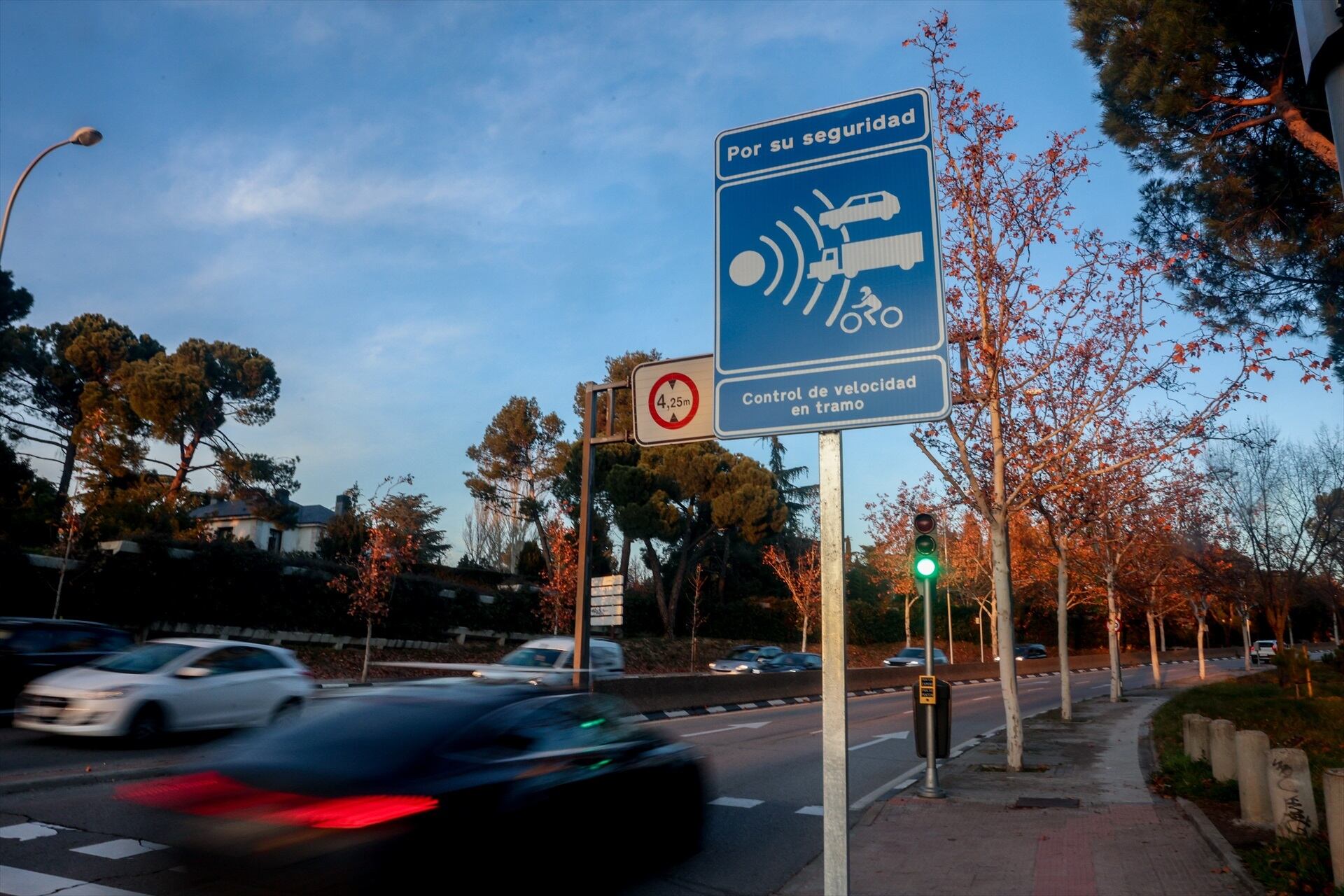 Varios coches pasan junto a una señal de radar de tramo, en la calle Sinesio Delgado, a 27 de diciembre de 2023, en Madrid (España). (Ricardo Rubio / Europa Press)