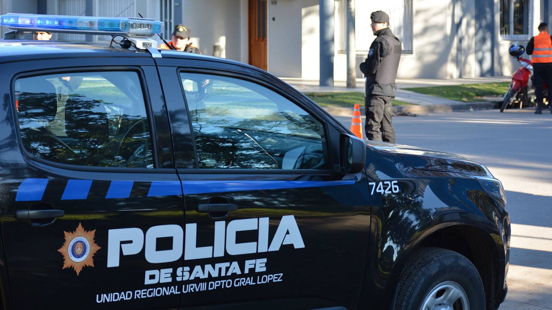 Dos delincuentes robaron una peluquería en la zona sur de la ciudad de Rosario (@MinSegSF) 