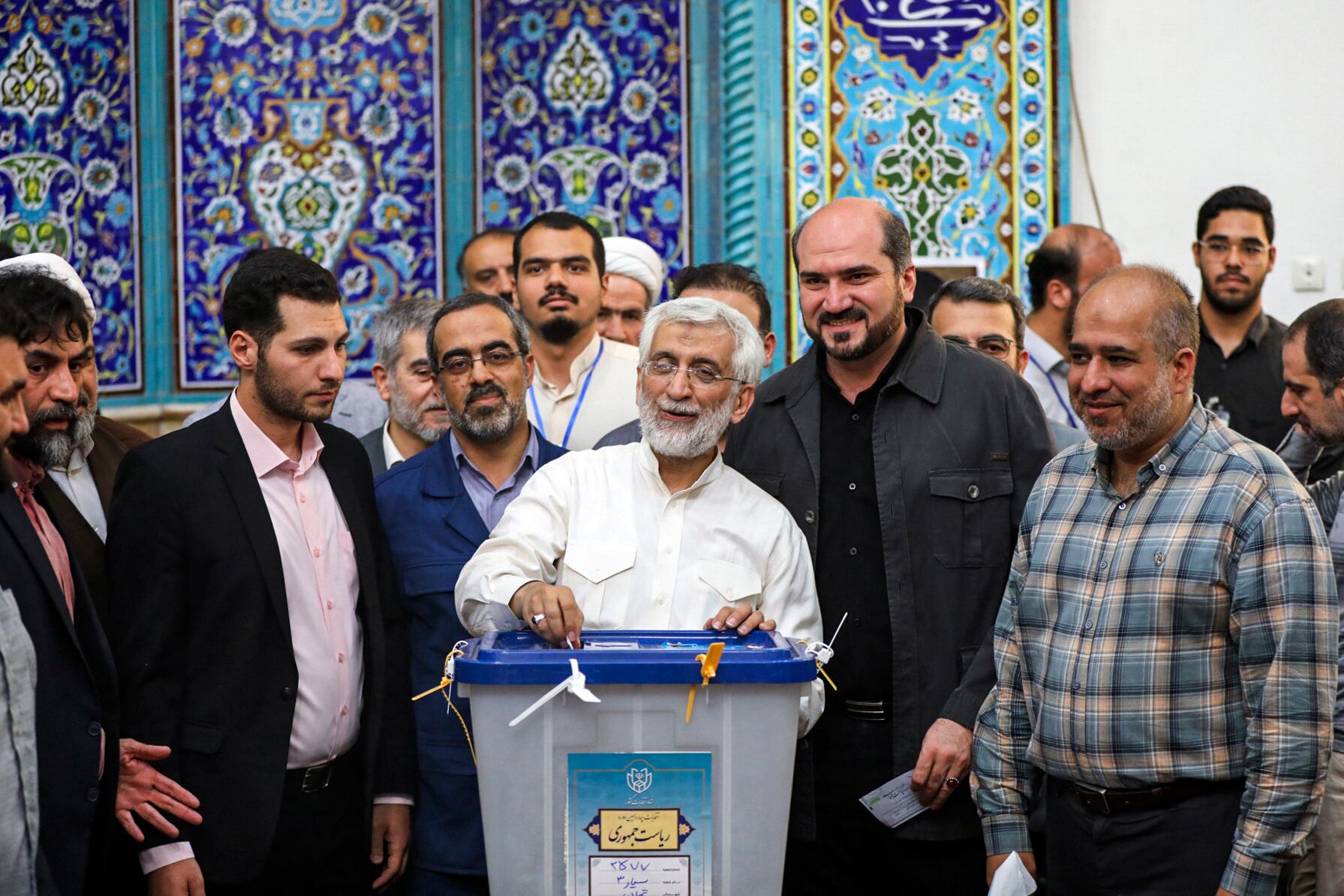 El candidato conservador Saeed Jalili deposita su boleta en una casilla electoral, el viernes 28 de junio de 2024, en Teherán (Alireza Sotakabr/ISNA vía AP)