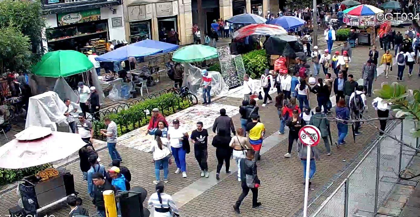 Manifestantes llegan a Plaza de Bolívar - crédito @BogotaTransito / X