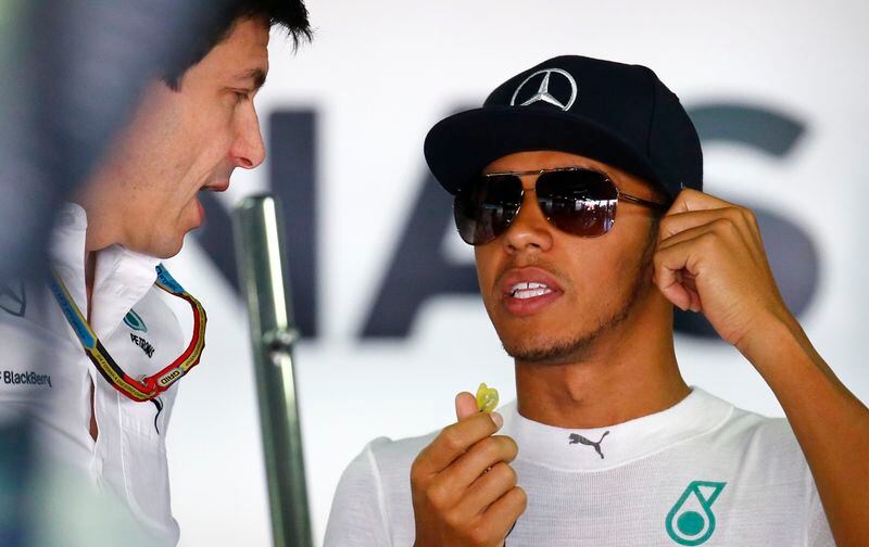 Toto Wolf junto a un joven Lewis Hamilton. Ahora, un italiano de 17 años podría quedarse con el lugar que deja en Mercedes (REUTERS/Kai Pfaffenbach)