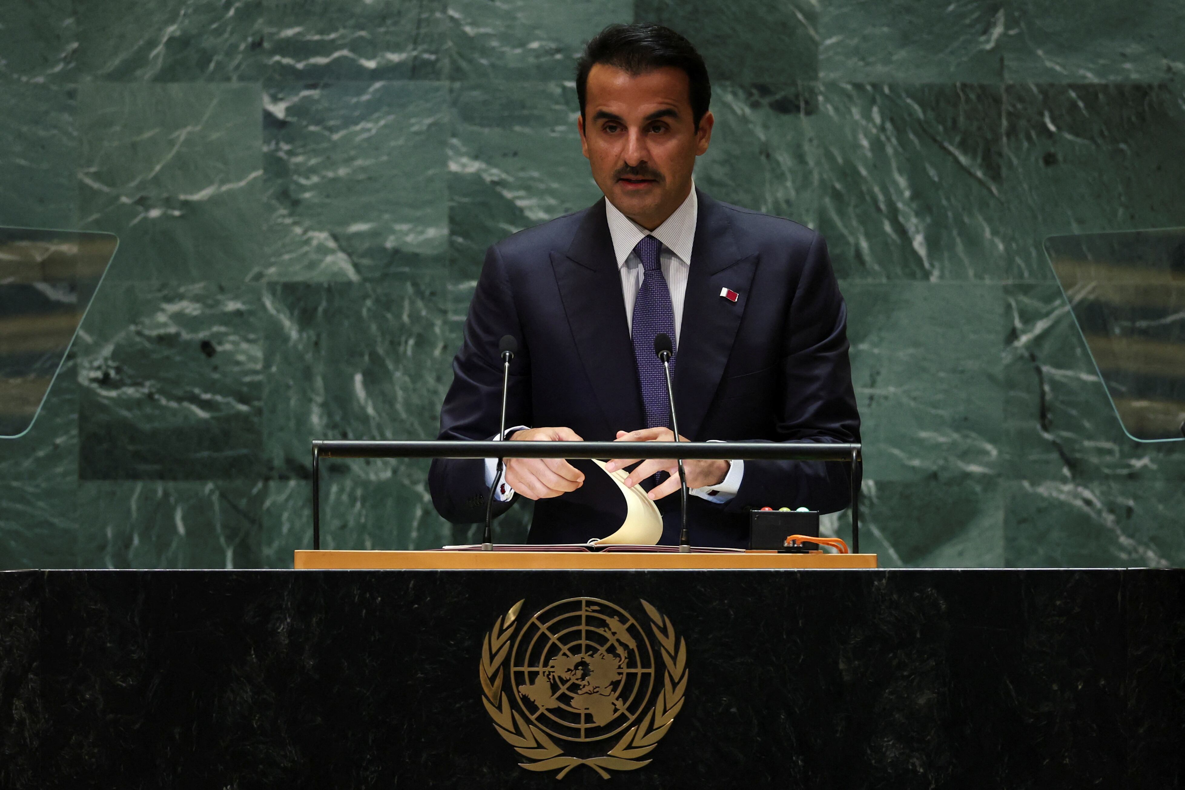 El emir de Qatar, Tamim bin Hamad Al Thani, habló en la 79° Asamblea General de las Naciones Unidas este martes en Nueva York (REUTERS/Mike Segar)