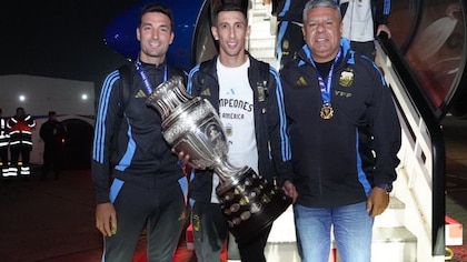 La selección argentina regresó al país tras ganar la Copa América: el plantel fue recibido por miles de hinchas y luego entró en el predio de Ezeiza 