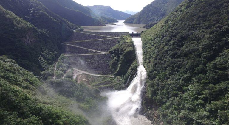 AES Colombia anunció la apertura controlada de las compuertas del rebosadero en la Central Hidroeléctrica Chivor - crédito AES Colombia