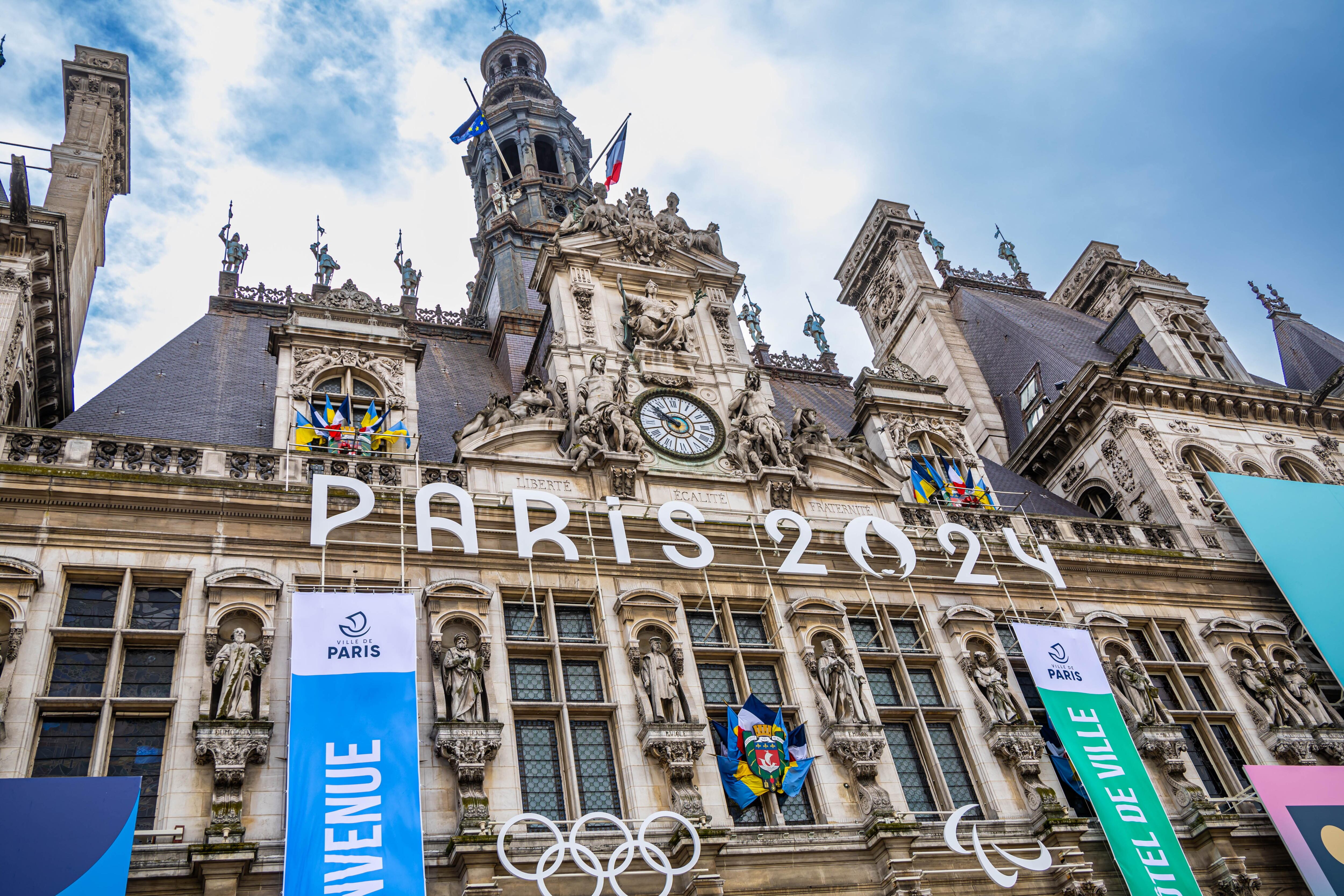 Imagen de la fachada del ayuntamiento de París decorada con motivos de los Juegos Olímpicos (EFE/EPA/CHRISTOPHE PETIT TESSON)