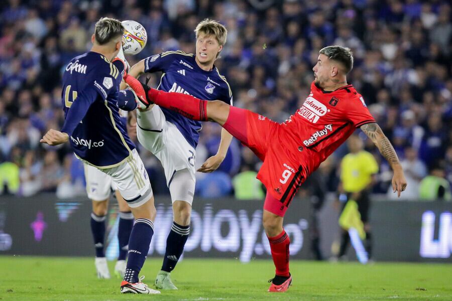 En imagen los defensores centrales de Millonarios: el costarricense Juan Pablo Vargas y el colombiano Andrés Llinas y el delantero argentino de América de Cali, Rodrigo Holgado-crédito Mariano Vimos/Colprensa