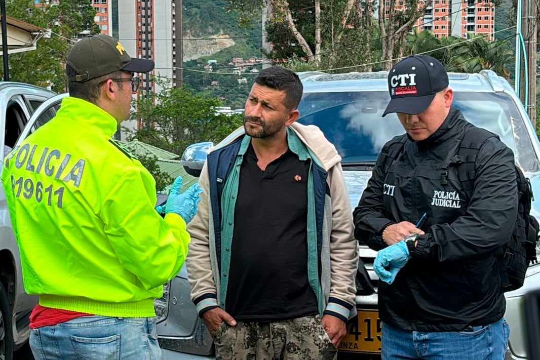 Fotografía cedida por la Secretaría de Gobierno de Antioquia, de Édgar de Jesús Orrego Arango (c), alias Firu, uno de los tres disidentes de las FARC detenidos este 23 de julio de 2024. (Crédito: EFE/ Secretaría de Gobierno de Antioquia) 