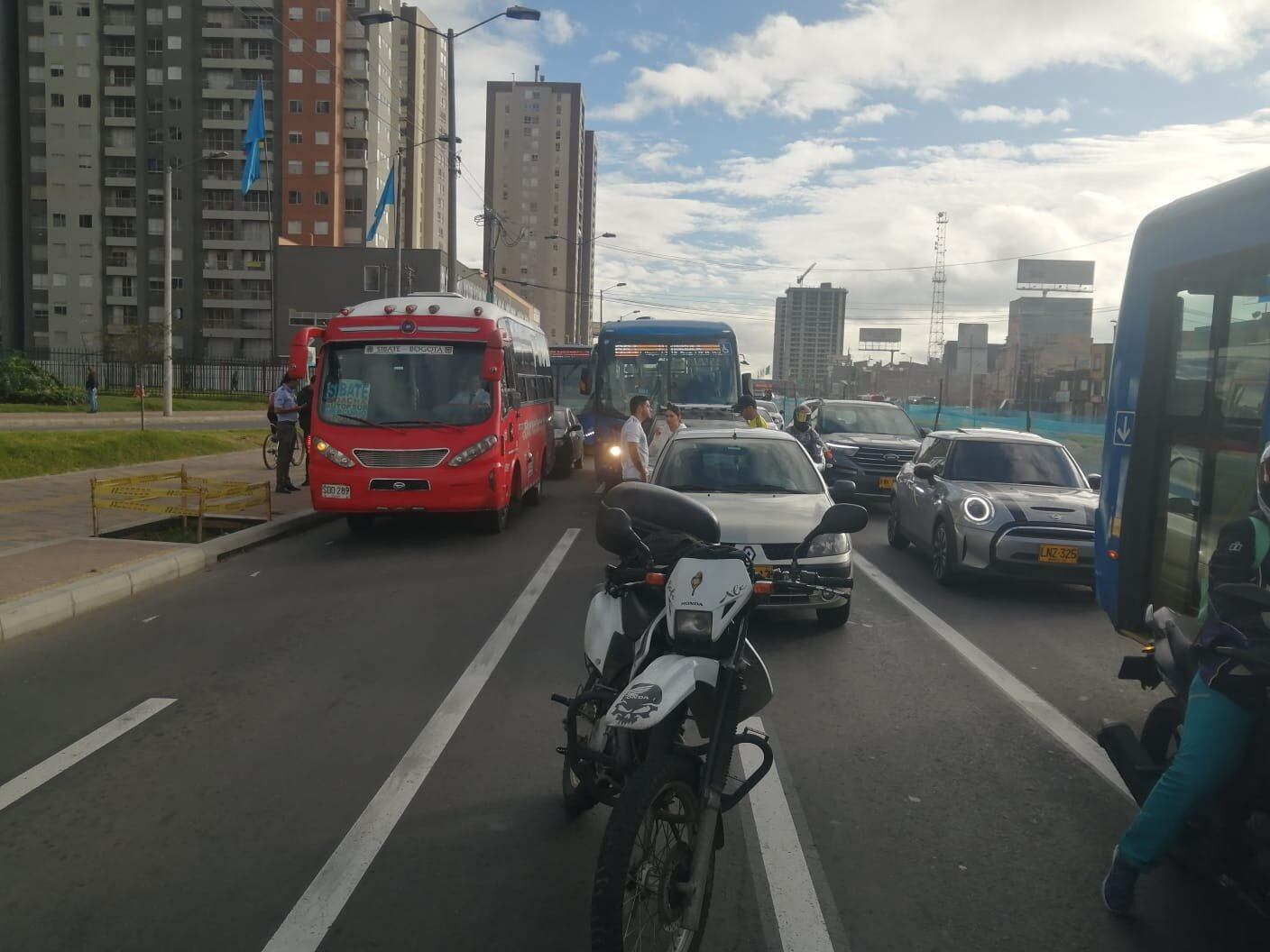 Se presenta siniestro múltiple en la localidad de Kennedy, entre dos automóviles y un bus, en la Av. Carrera 68 con calle 4, sentido norte-sur