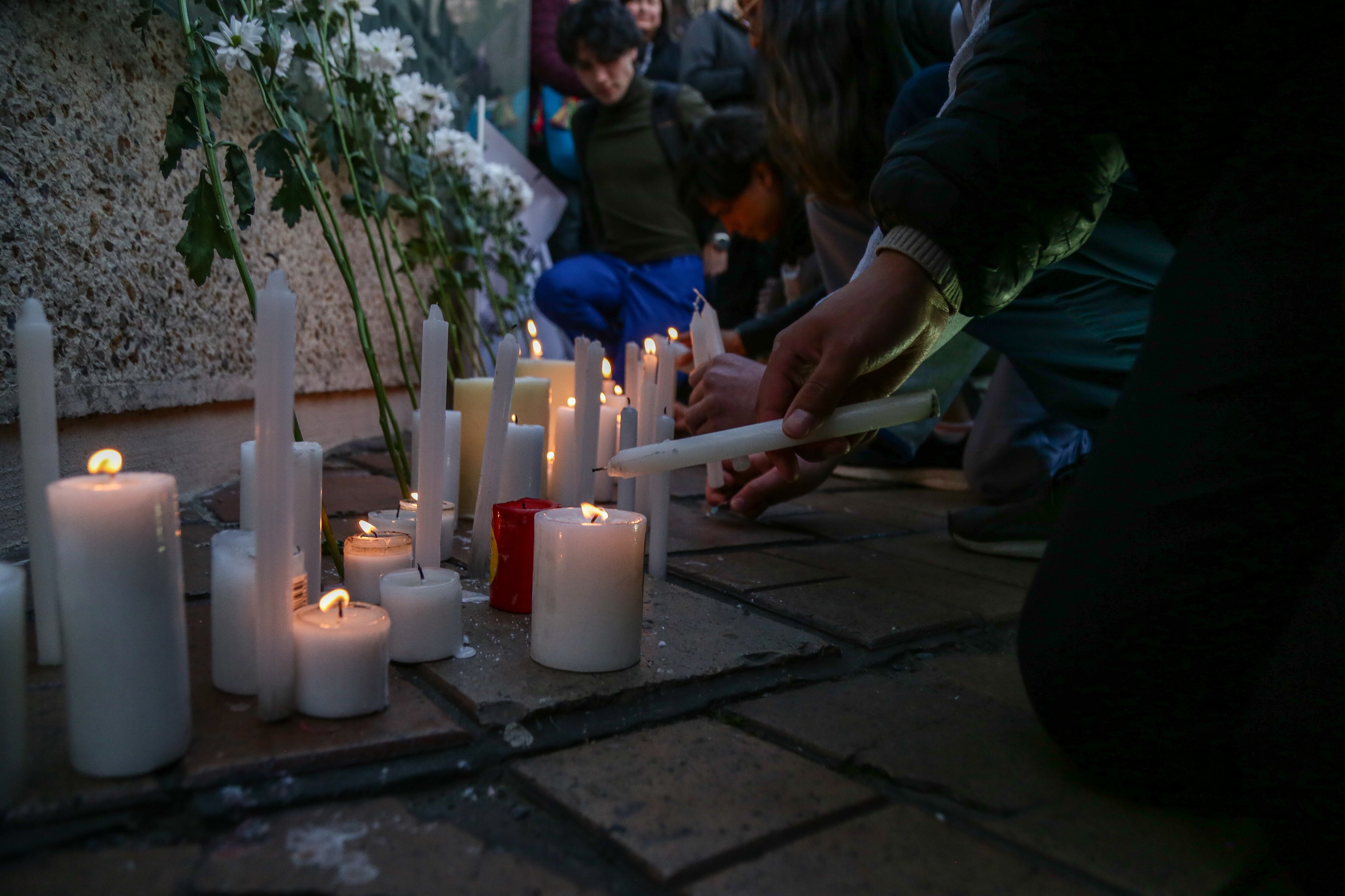 Bogotá. Julio 22 de 2024. En la plazoleta de la Universidad Javeriana se realiza velatón en memoria de  la residente en medicina Catalina Gutiérrez. (Colprensa - Catalina Olaya)