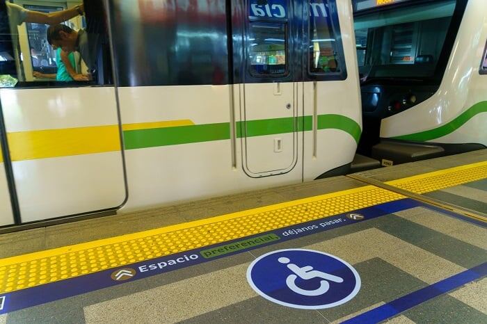 Metro adelanta piloto para facilitar el acceso a los trenes de las personas con discapacidad física