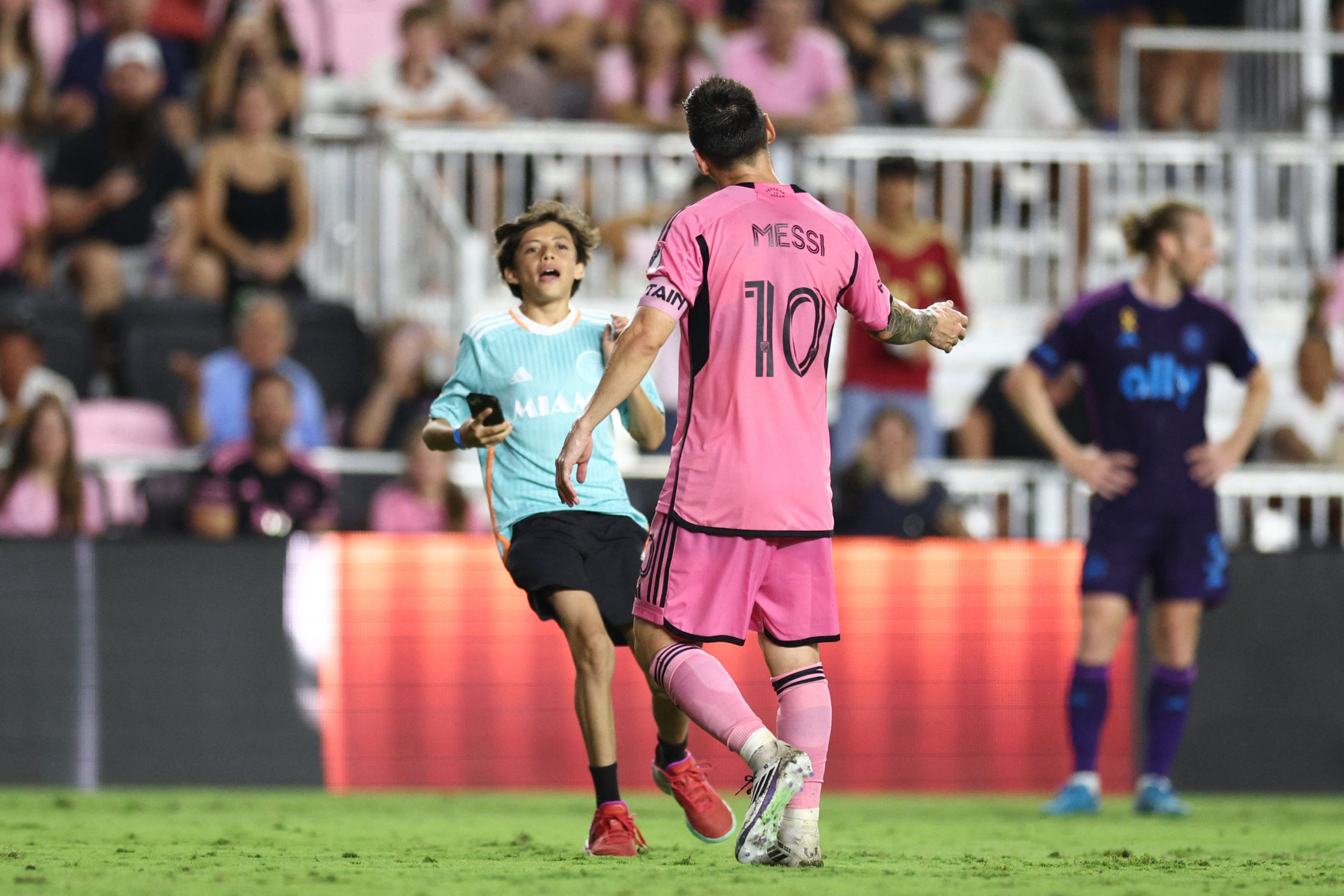 El hincha que se metió al terreno de juego y se sacó una foto con Lionel Messi (Mandatory Credit: Nathan Ray Seebeck-Imagn Images)