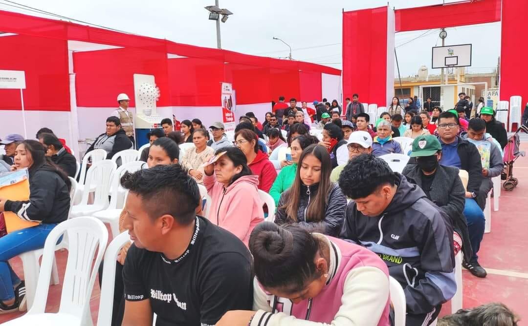 Numerosas personas participan de una de las convocatorias laborales organizadas por el Ministerio de Trabajo.