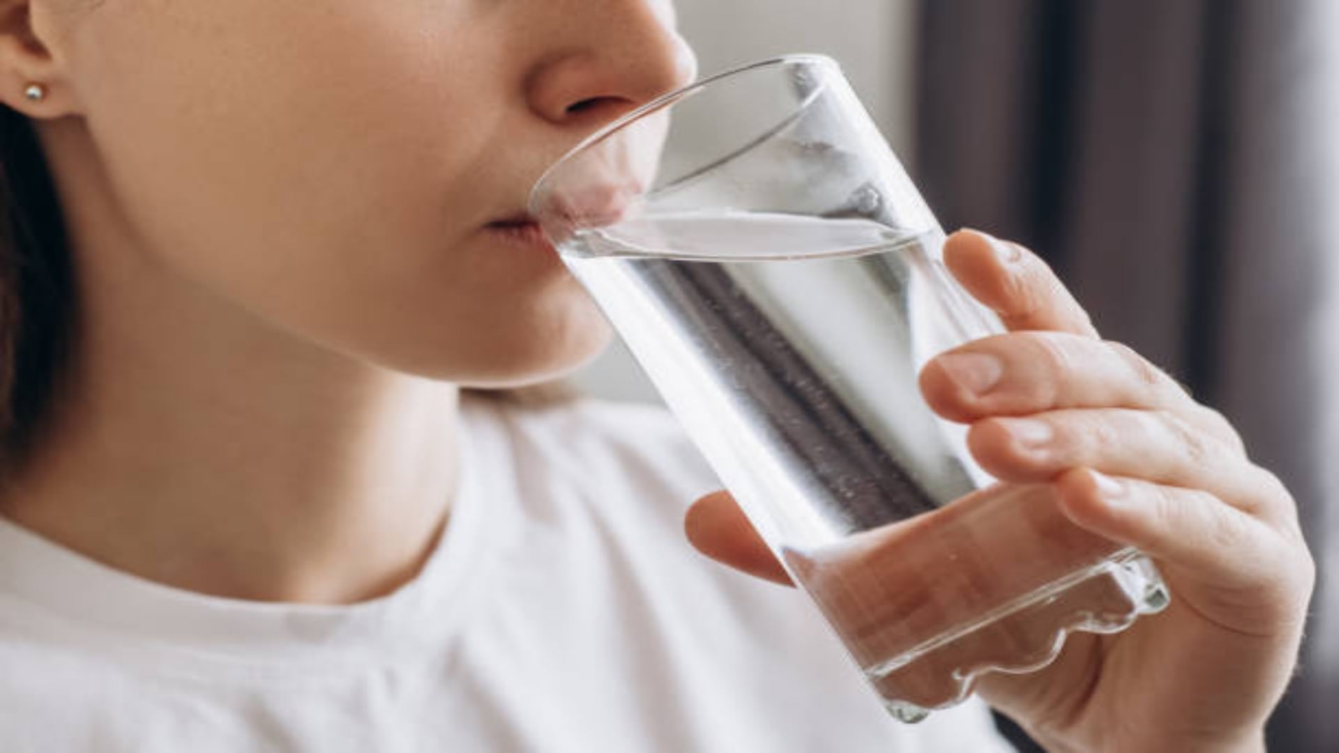 Tomar un vaso de agua fría ayuda a controlar el diafragma, lo que puede detener el hipo.