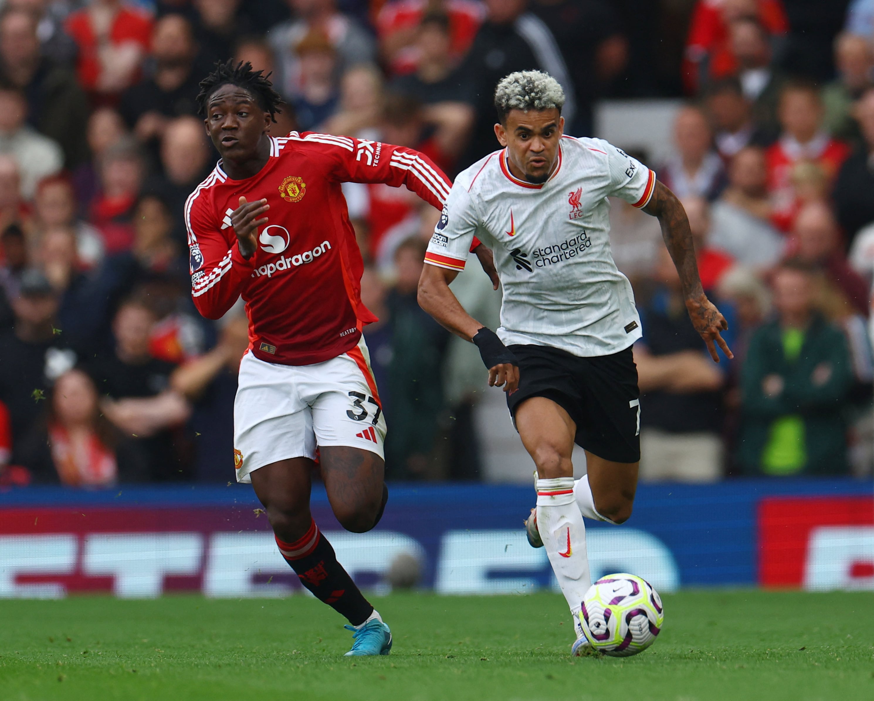 El colombiano Luis Diaz y el inglés Kobbie Mainoo en el clásico de Inglaterra - crédito REUTERS/Molly Darlington