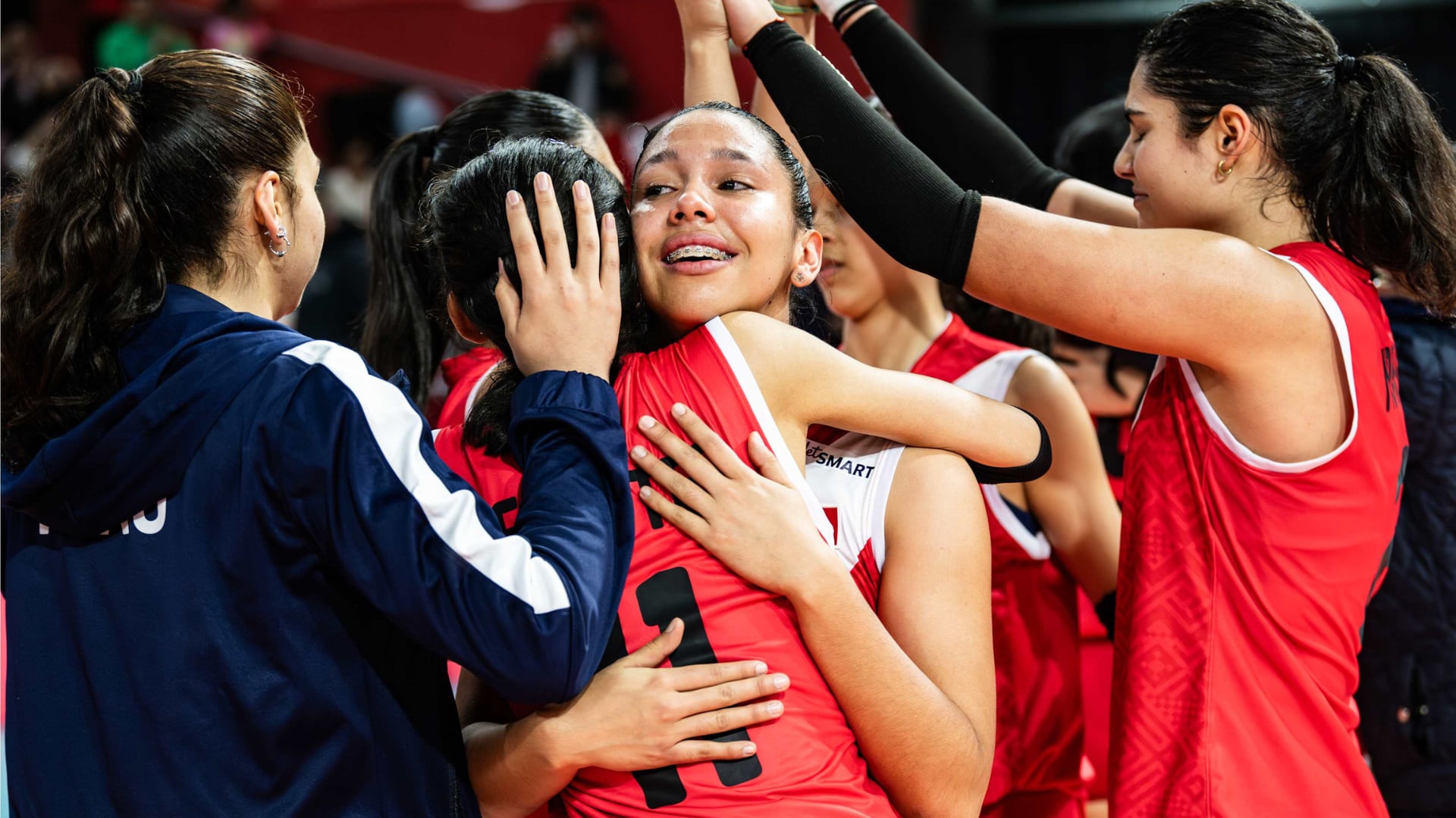 Ariana Vásquez y sus compañeras celebrando la clasificación de Perú a cuartos de final del Mundial Sub 17 de vóley.