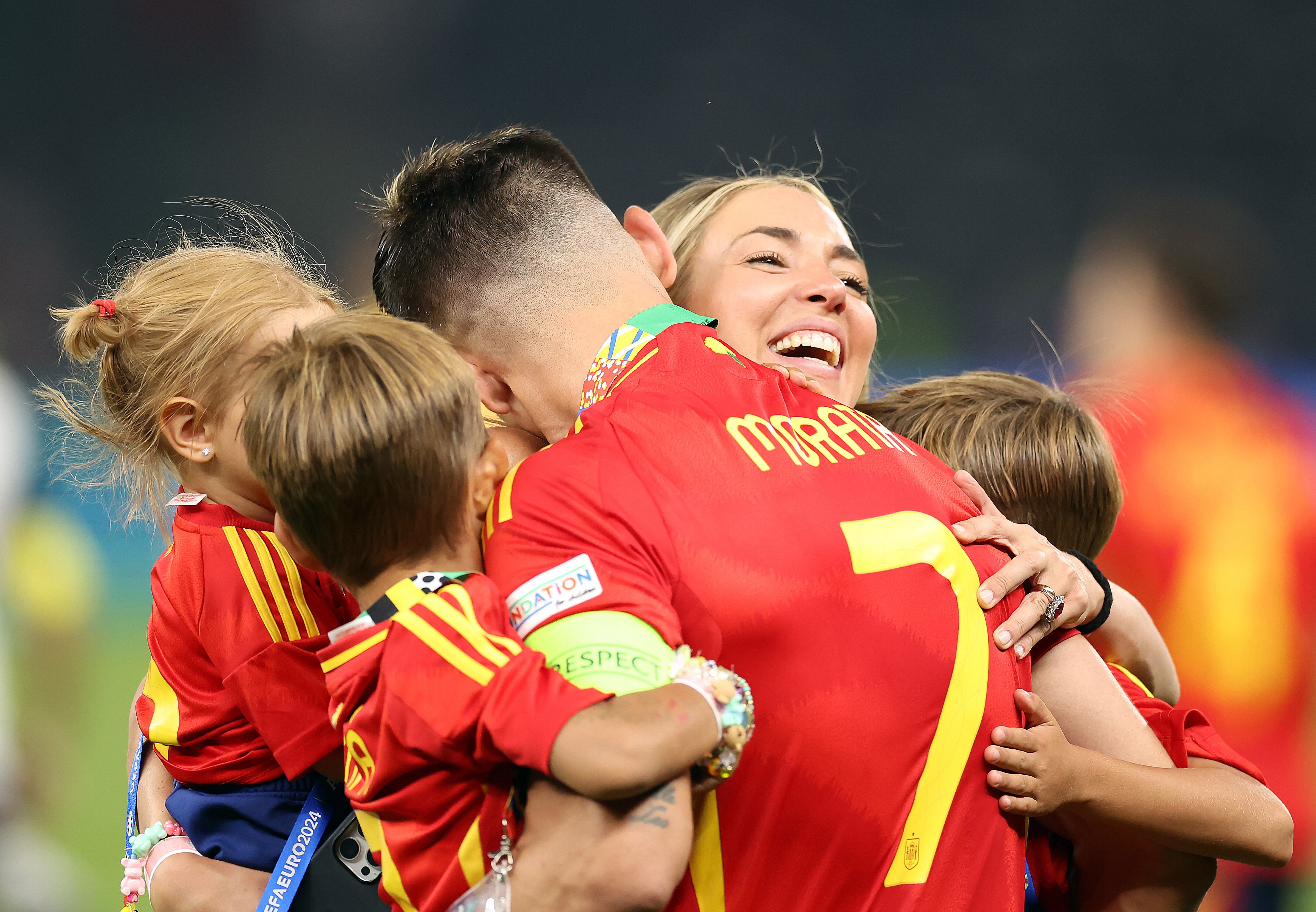 Álvaro Morata y su esposa Alice Campello son vistos durante el partido final de la UEFA EURO 2024 entre España e Inglaterra en el Olympiastadion el 14 de julio de 2024 en Berlín, Alemania. (Foto de Ian MacNicol/Getty Images)