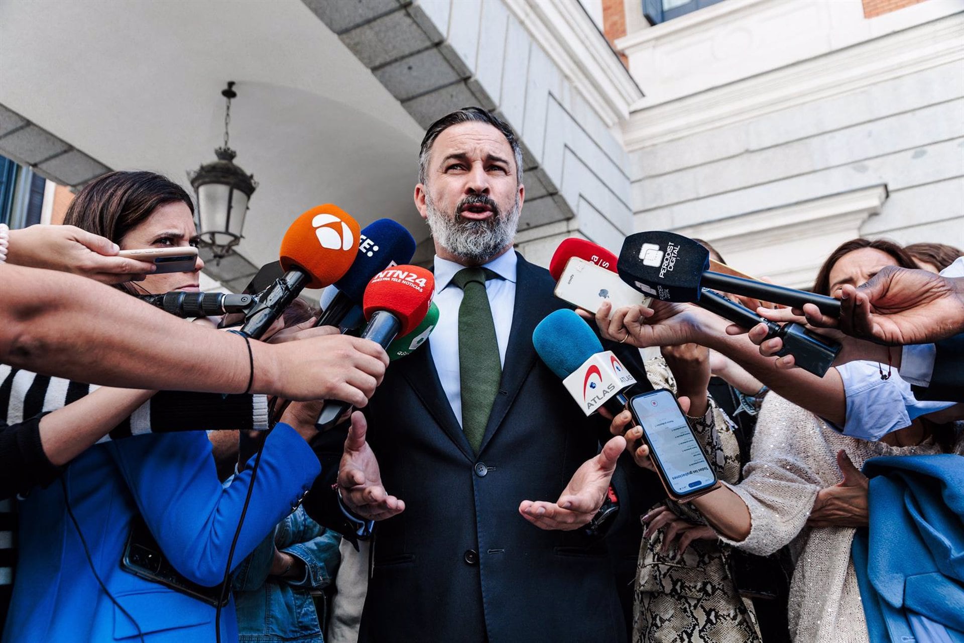 Abascal avisa a las comunidades del PP que Vox no aceptará 