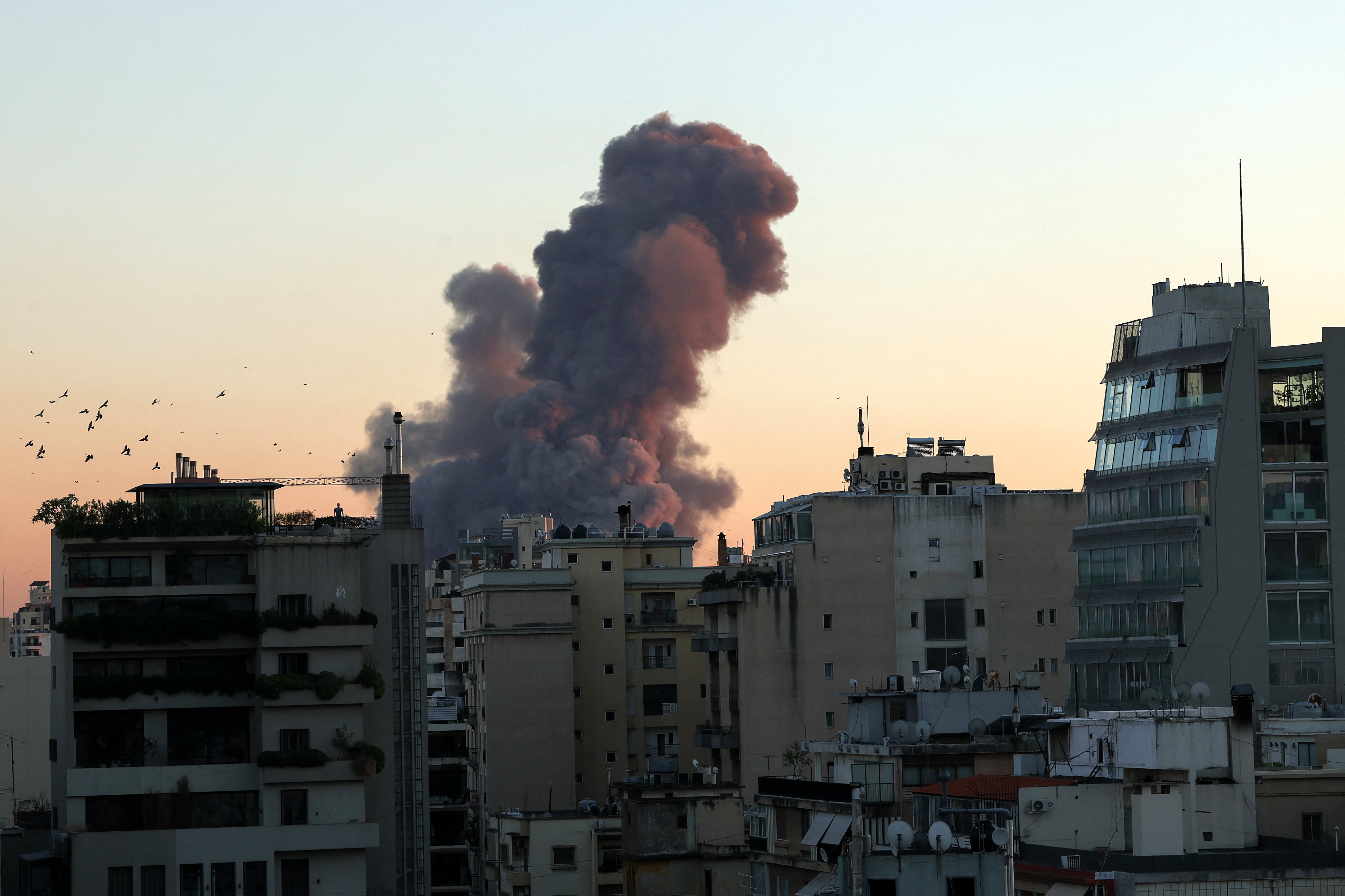 Israel atacó los cuarteles centrales del grupo terrorista Hezbollah en Beirut (REUTERS) 