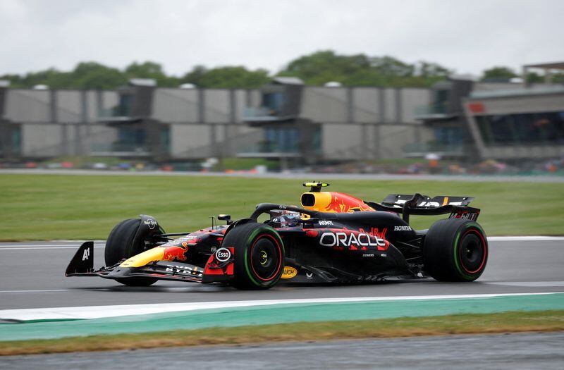 Sergio Pérez, de Red Bull, durante los entrenamientos del Gran Premio de Reino Unido de la Fórmula Uno en el Circuito Silverstone de Silverstone, Reino Unido. 6 de julio, 2024. REUTERS/Andrew Boyers