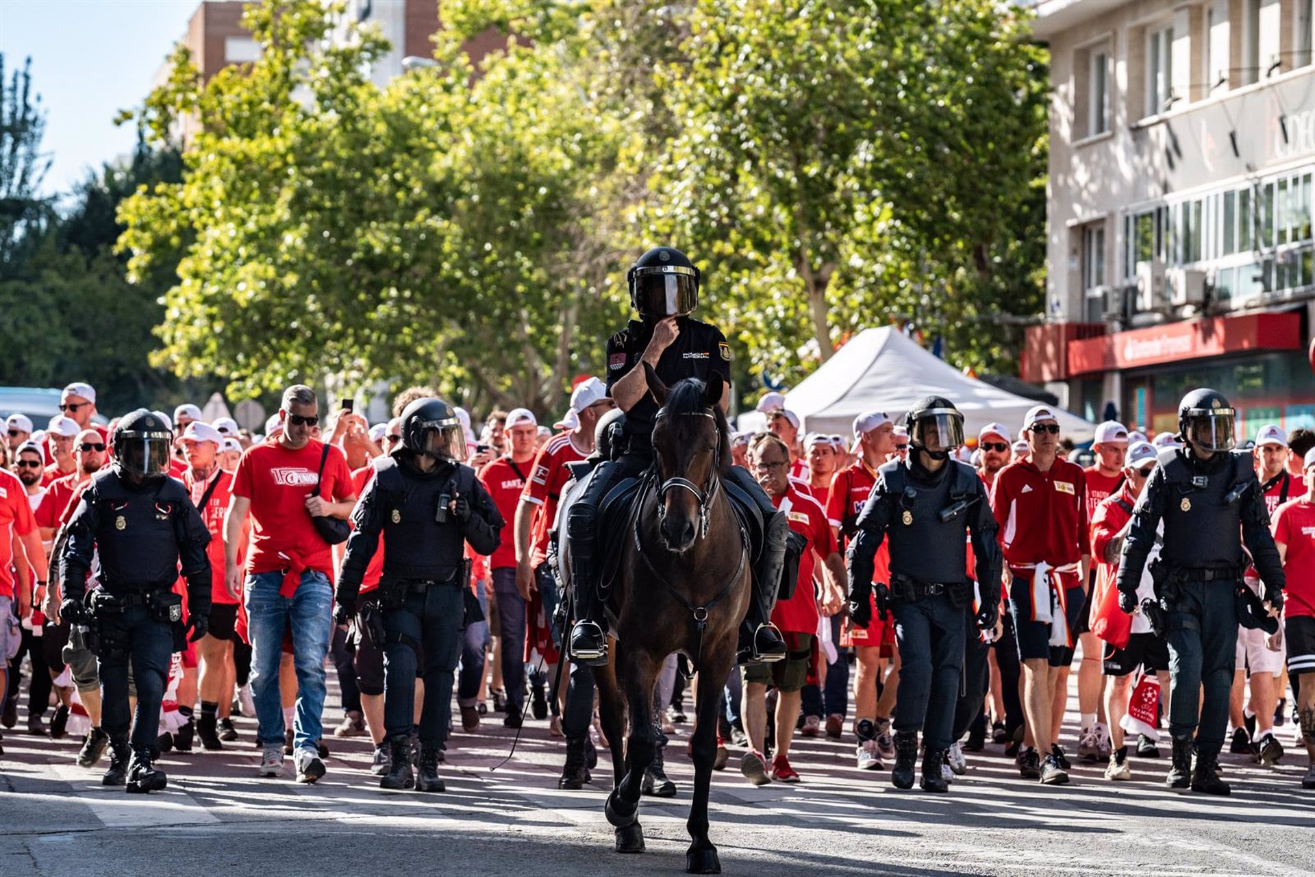 Agentes de Policía frente a decenas de aficionados del FC Union Berlin en el Paseo de la Castellana, a 20 de septiembre de 2023, en Madrid (Diego Radamés - Europa Press)
