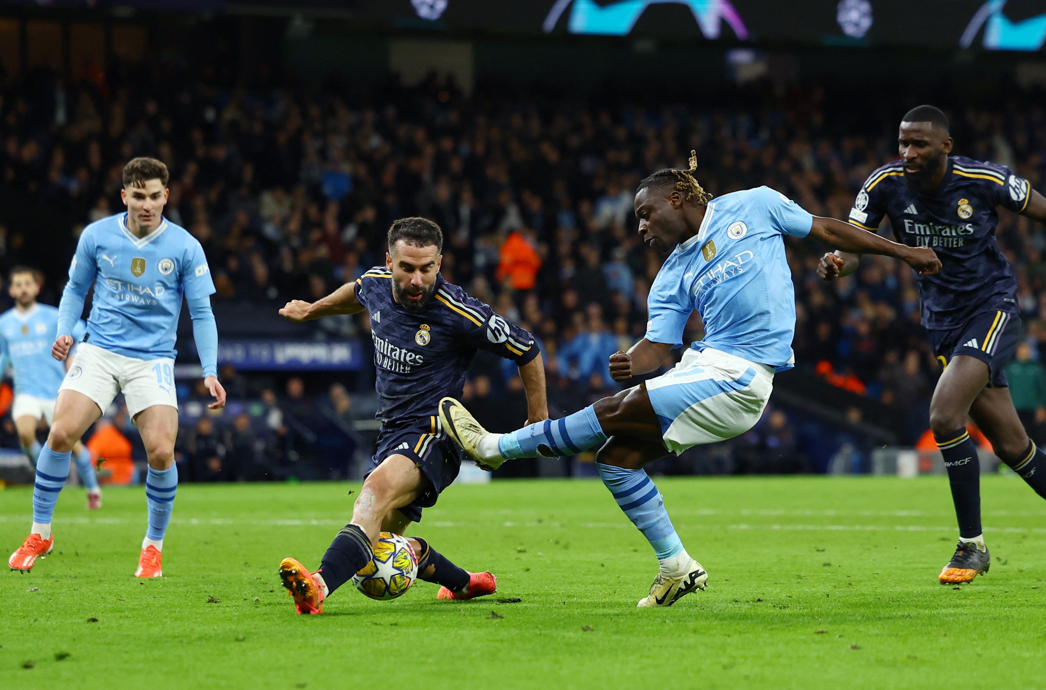 Dani Carvajal y Jeremy Doku. (Molly Darlington/REUTERS)