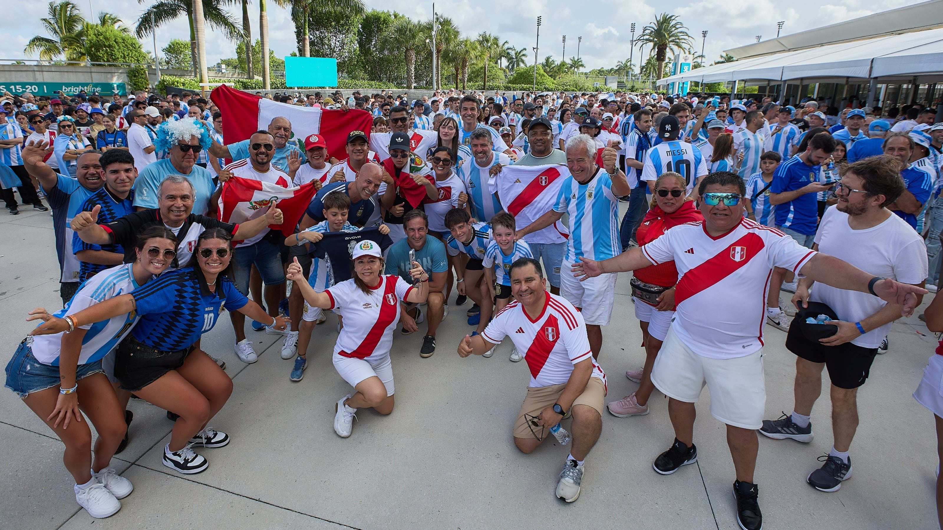 Hinchas peruanos y argentinos se juntaron en la previa del duelo decisivo por la Copa América 2024.