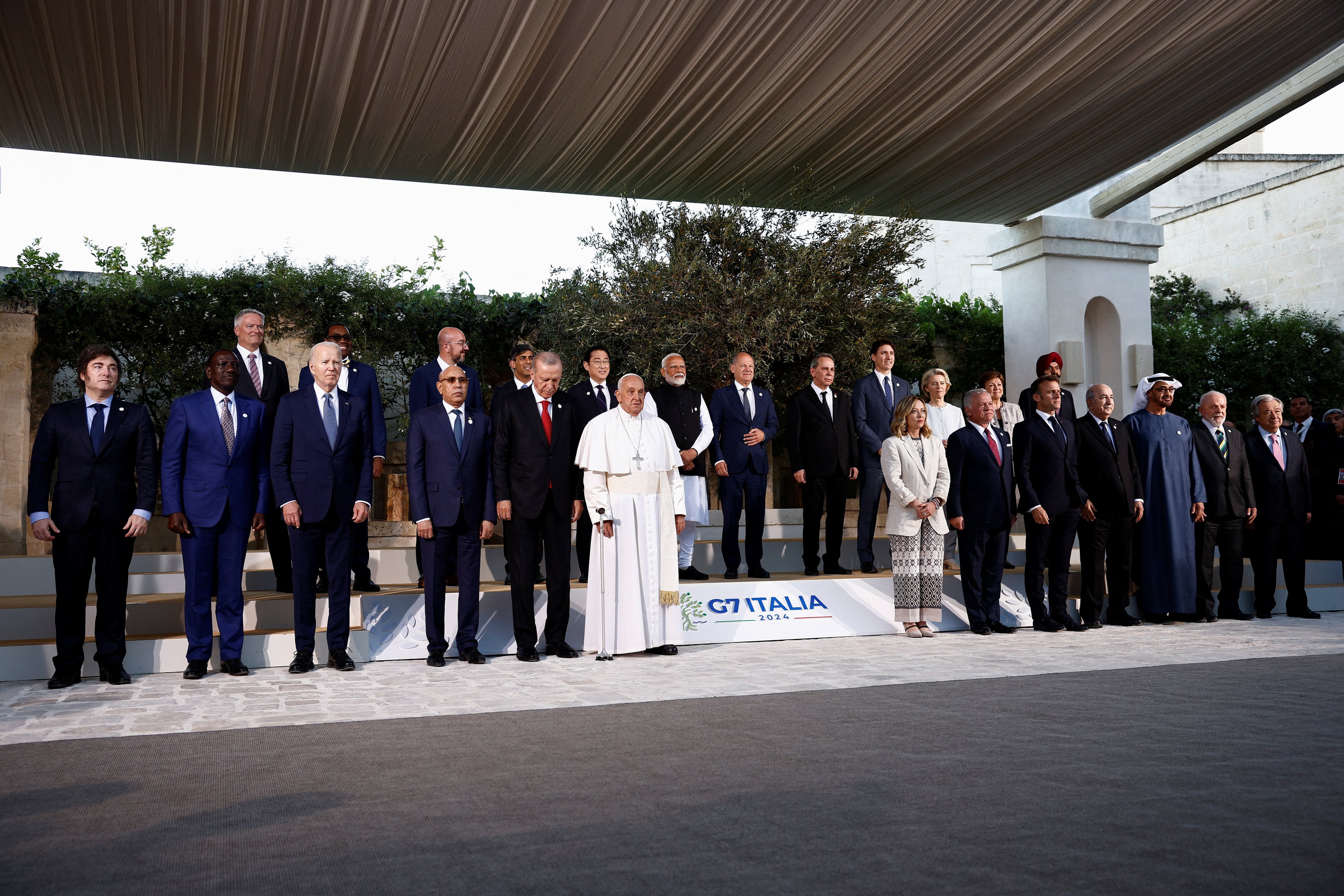 Presidentes separados en el G7. Milei, el último de la izquierda en la foto, y Lula, el penúltimo, a la derecha