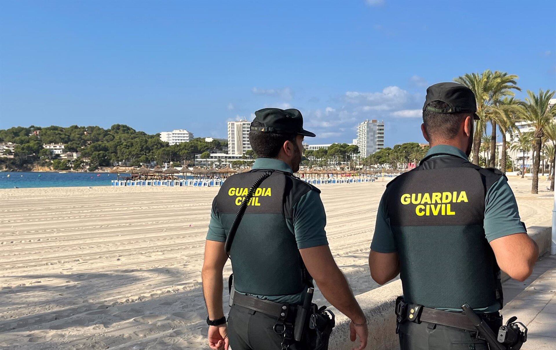 Dos agentes de la Guardia Civil en una playa de Mallorca (Guardia Civil/Europa Press)
