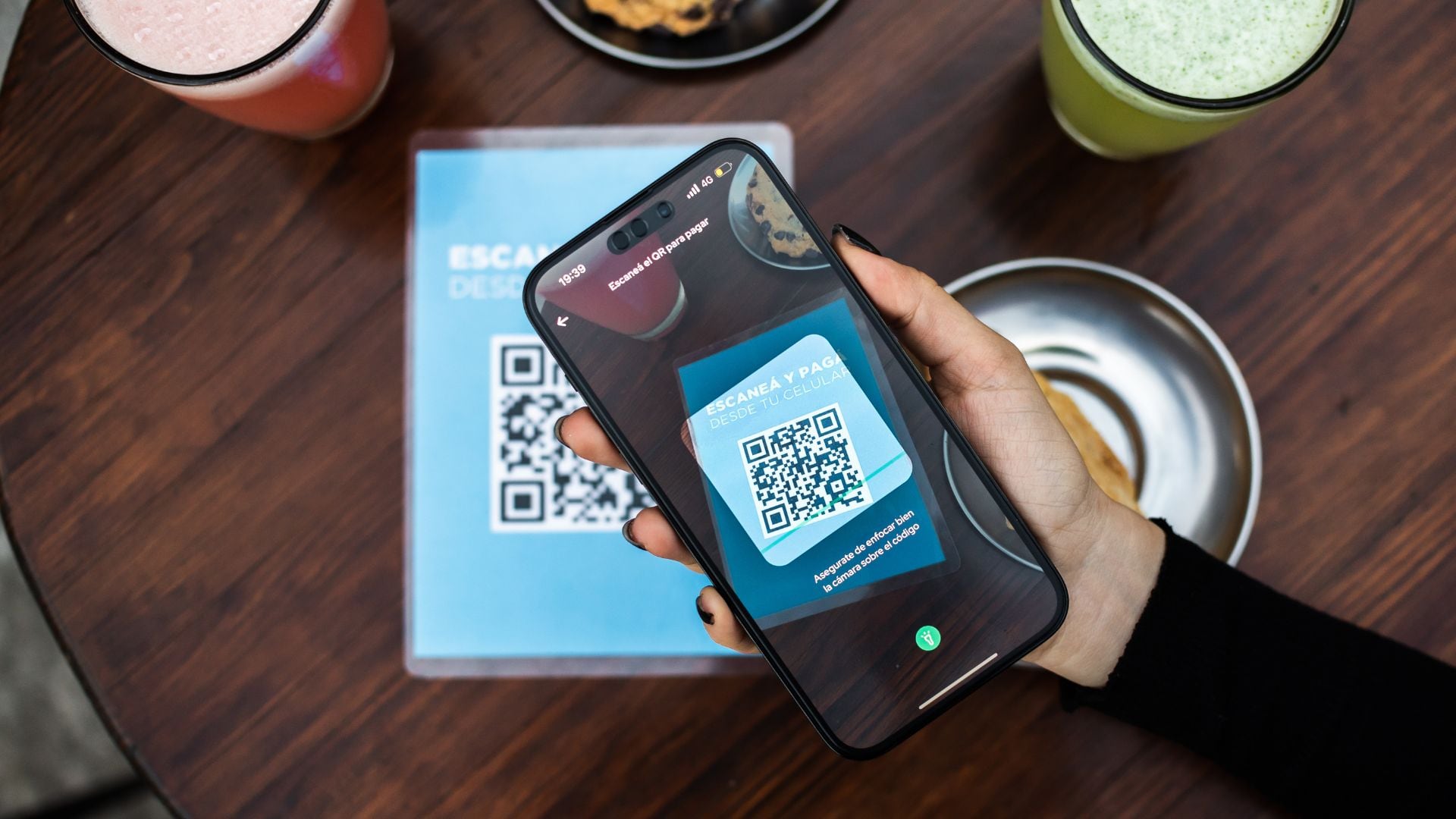 Persona con celular escaneando un código QR.