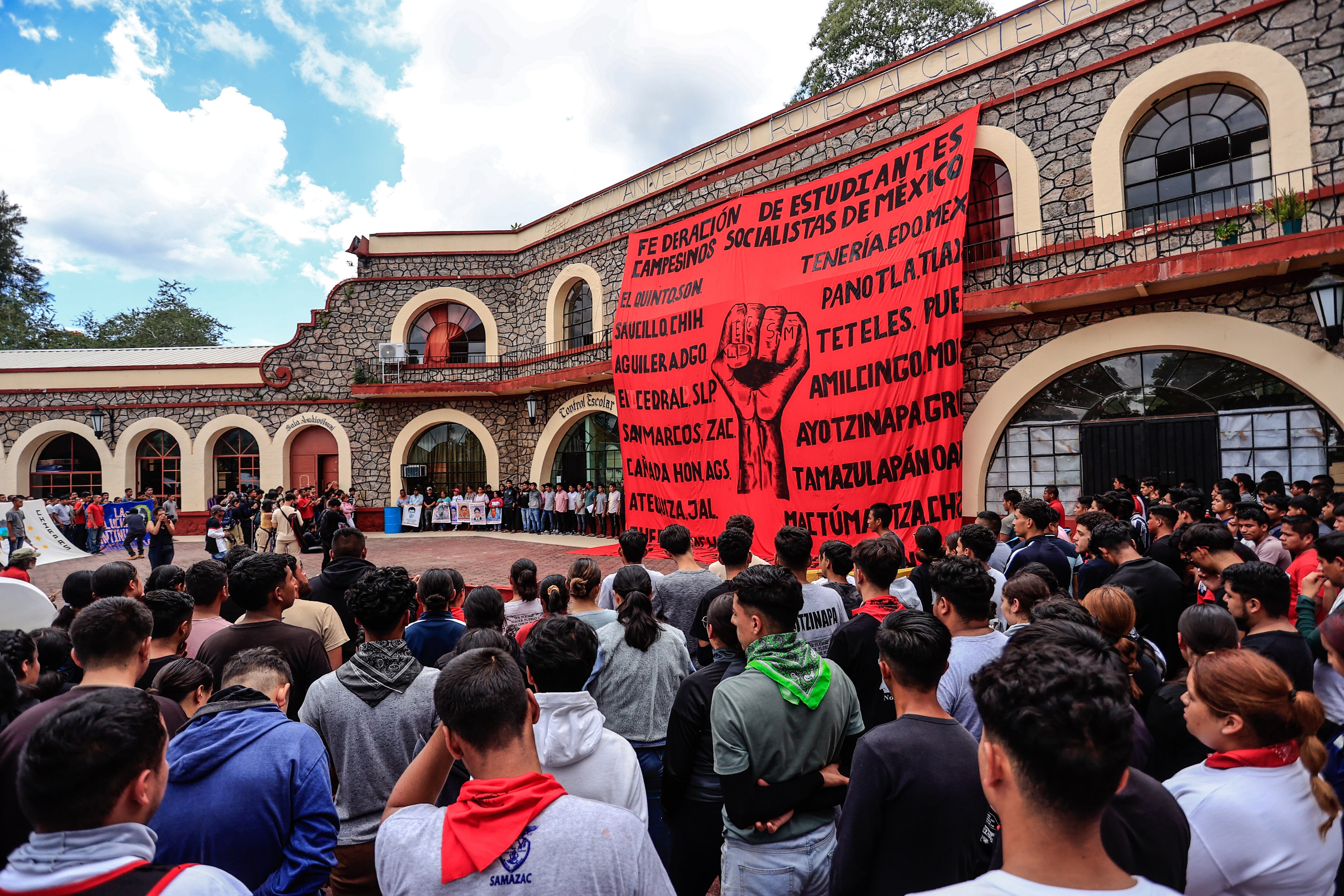 Ayotzinapa grita contra la represión tras diez años de lucha e incertidumbres