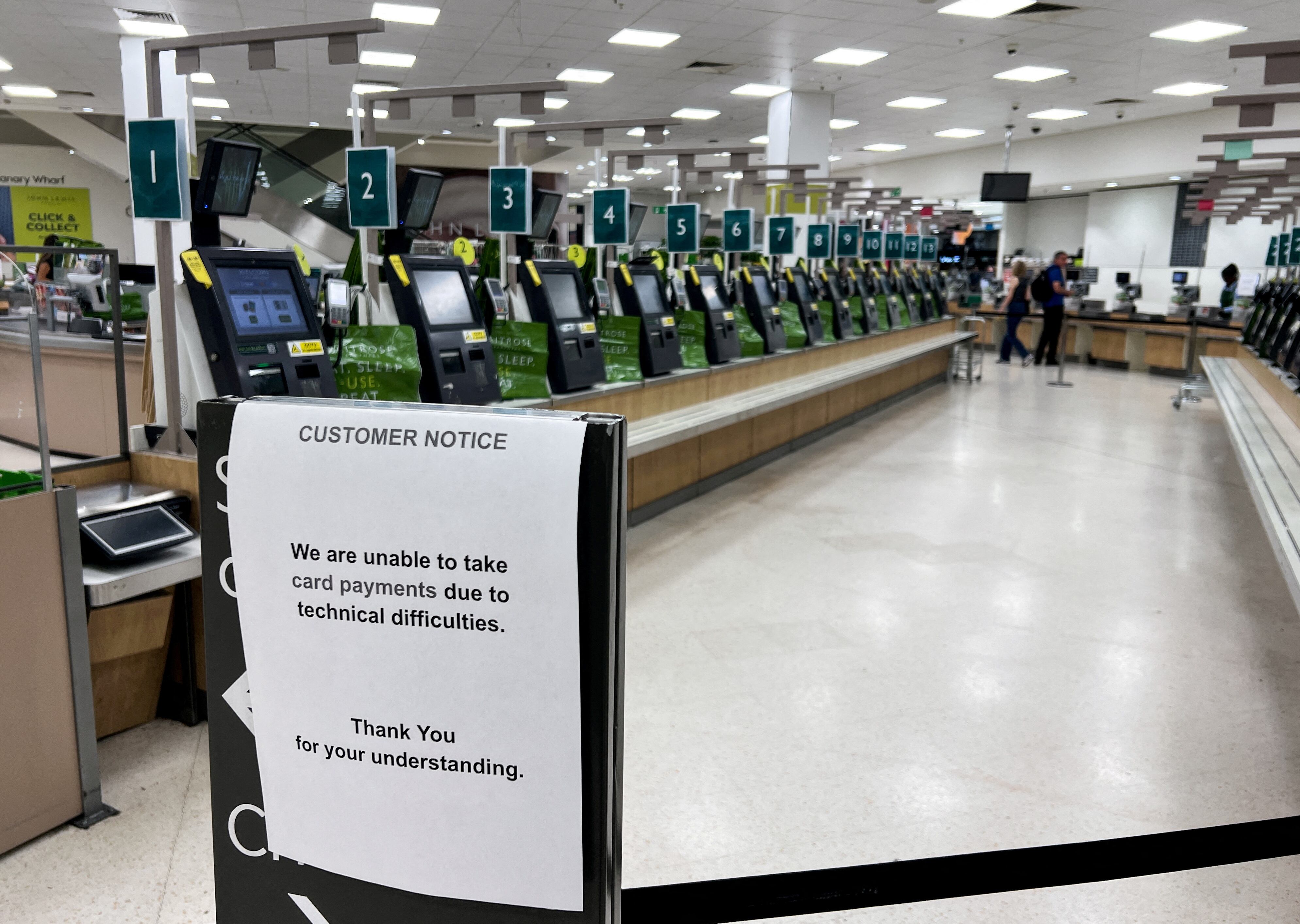 Carteles que avisan del fallo en Canary Wharf, Londres (REUTERS/Helen Reid)