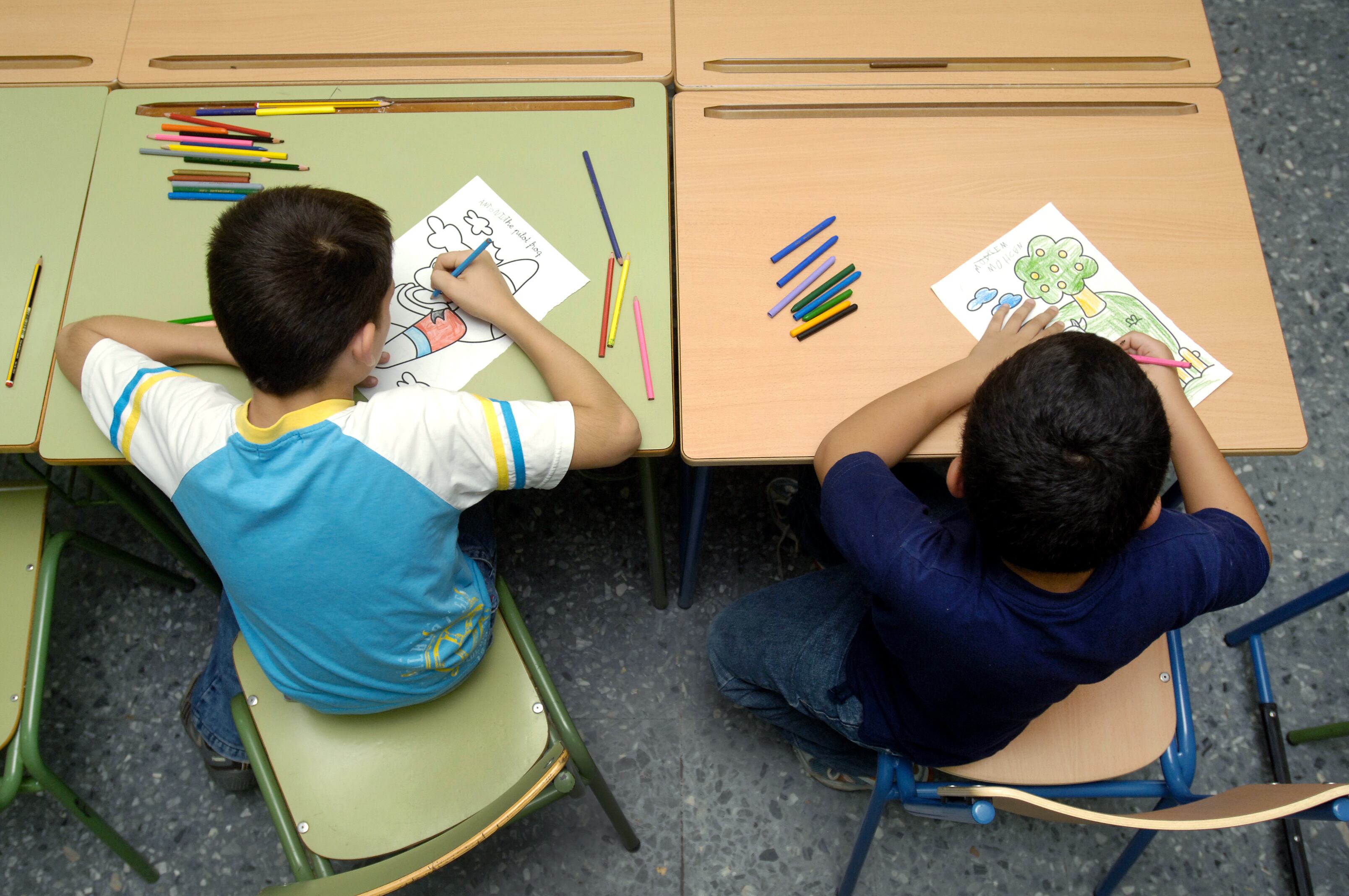 Unos niños colorean unos dibujos en el colegio. (Shutterstock)