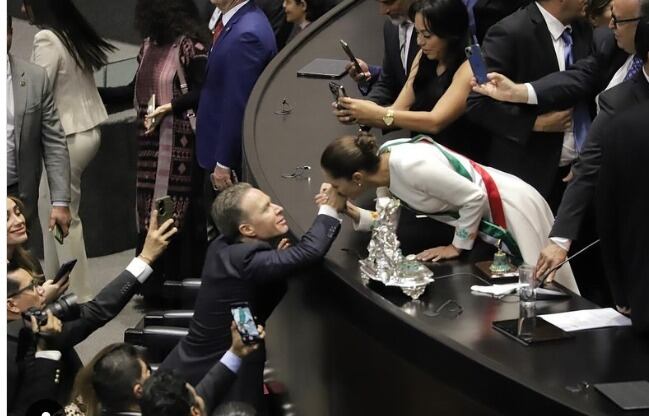 Así fue el momento en que Claudia Sheinbaum le besó la mano a Manuel Velasco
(Fotografía/ RS)