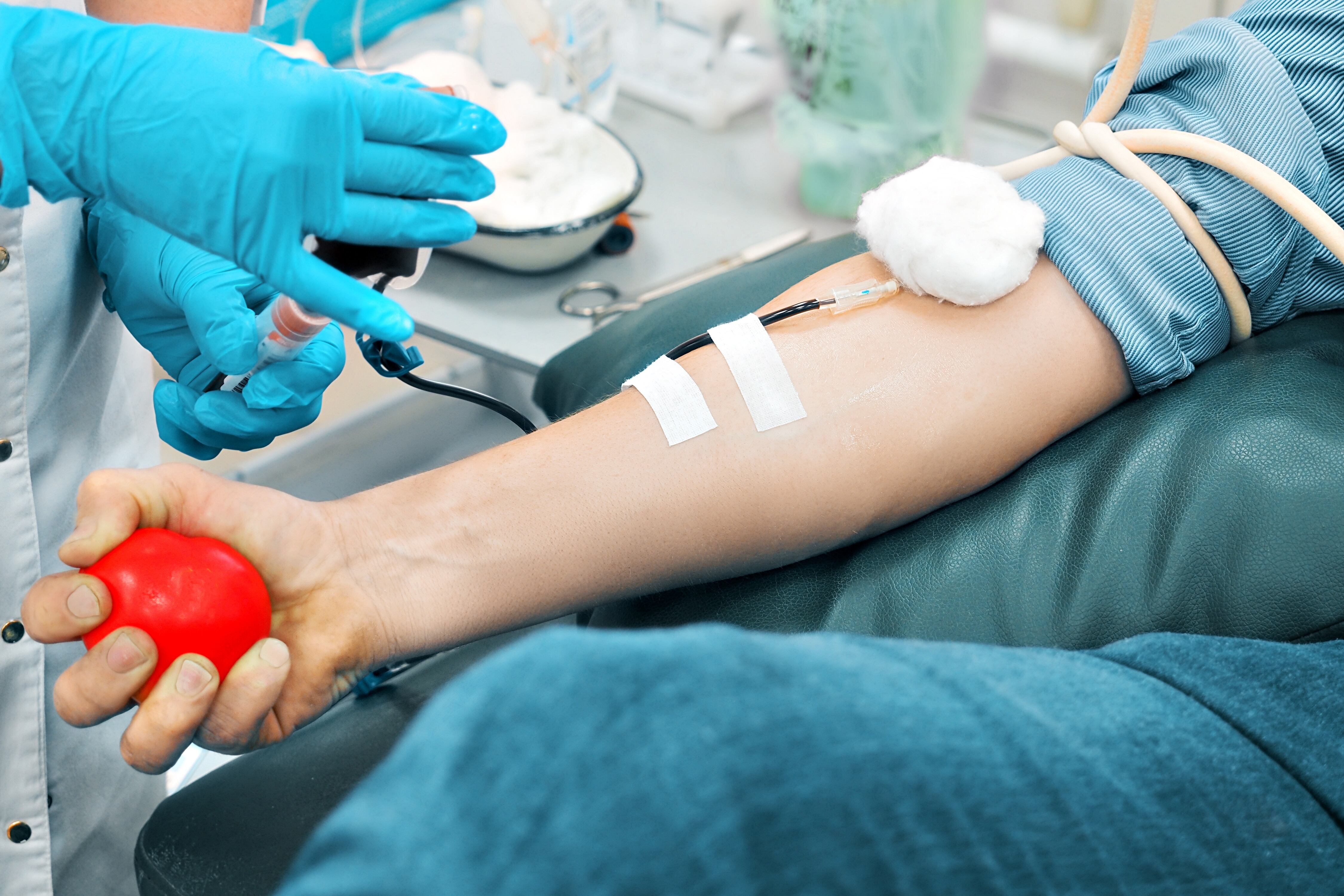 Un hombre dona sangre (Shutterstock)