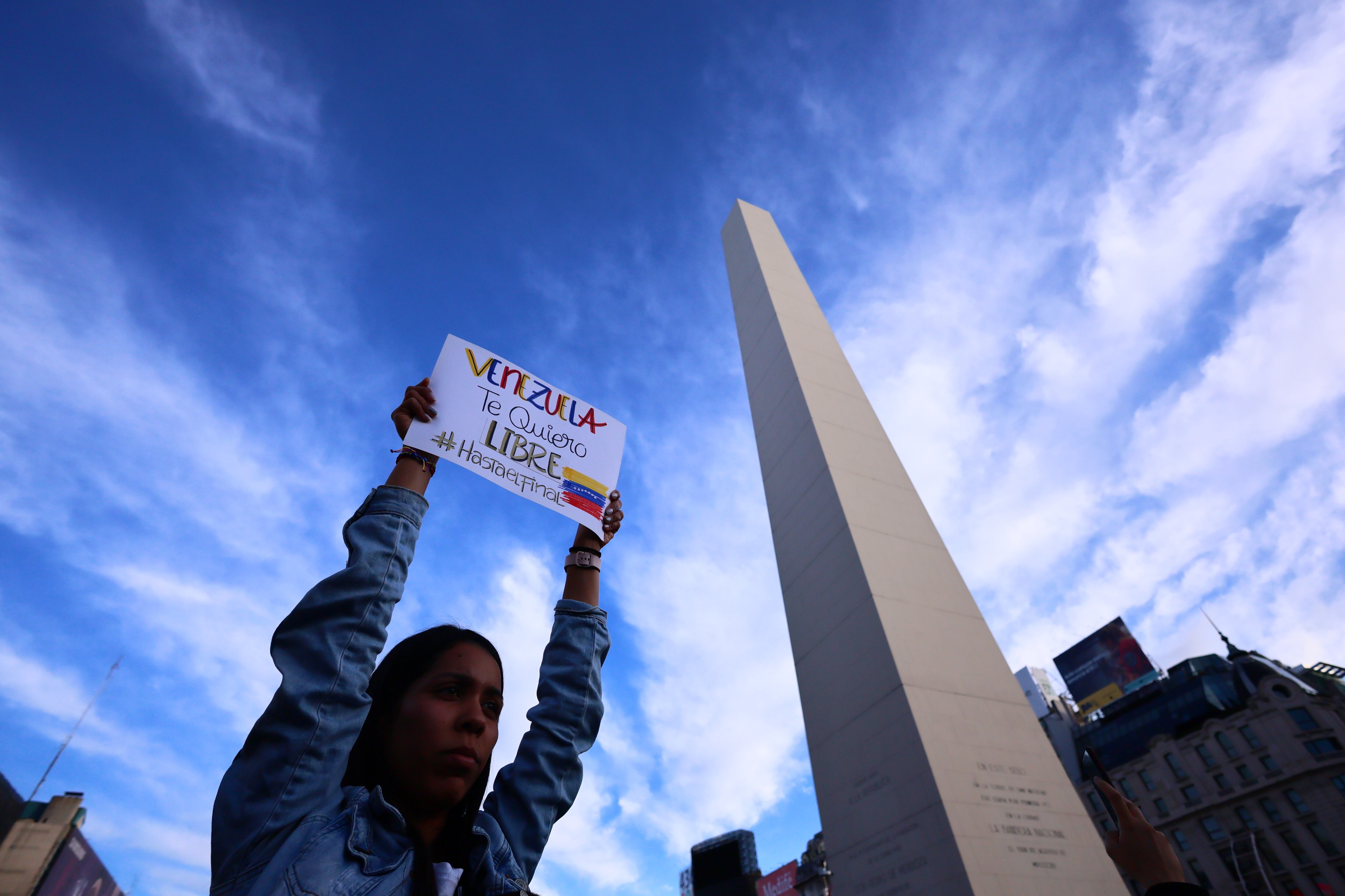 VENEZOLANOS SE MANIFIESTAN EN EL OBELISCO POR EL FRAUDE ELECTORAL