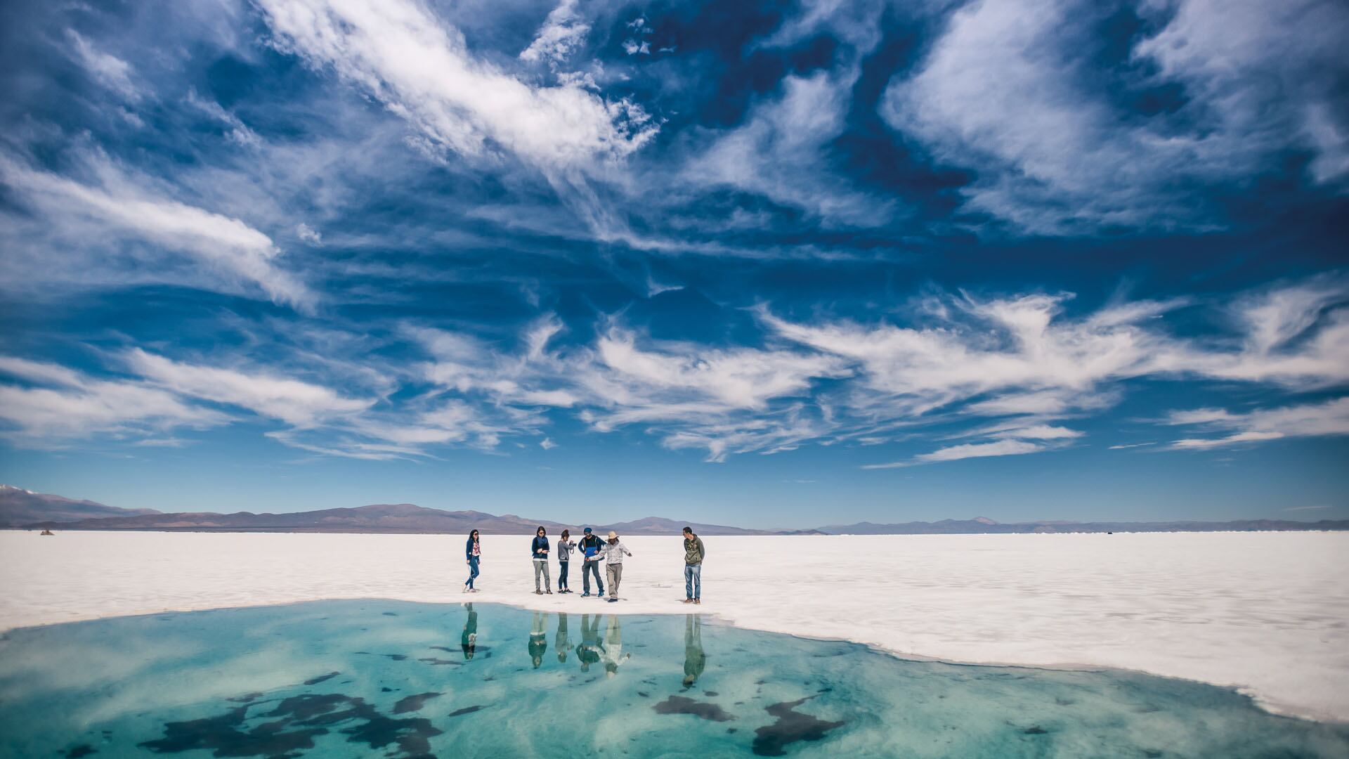 Ubicadas a 65 kilómetros de Purmamarca, las Salinas Grandes representan una de esas maravillas que hay que conocer al menos una vez en la vida. El horizonte infinito junto al nevado de Chañi y el volcán Tuzgle configuran un espectáculo en sí mismo.