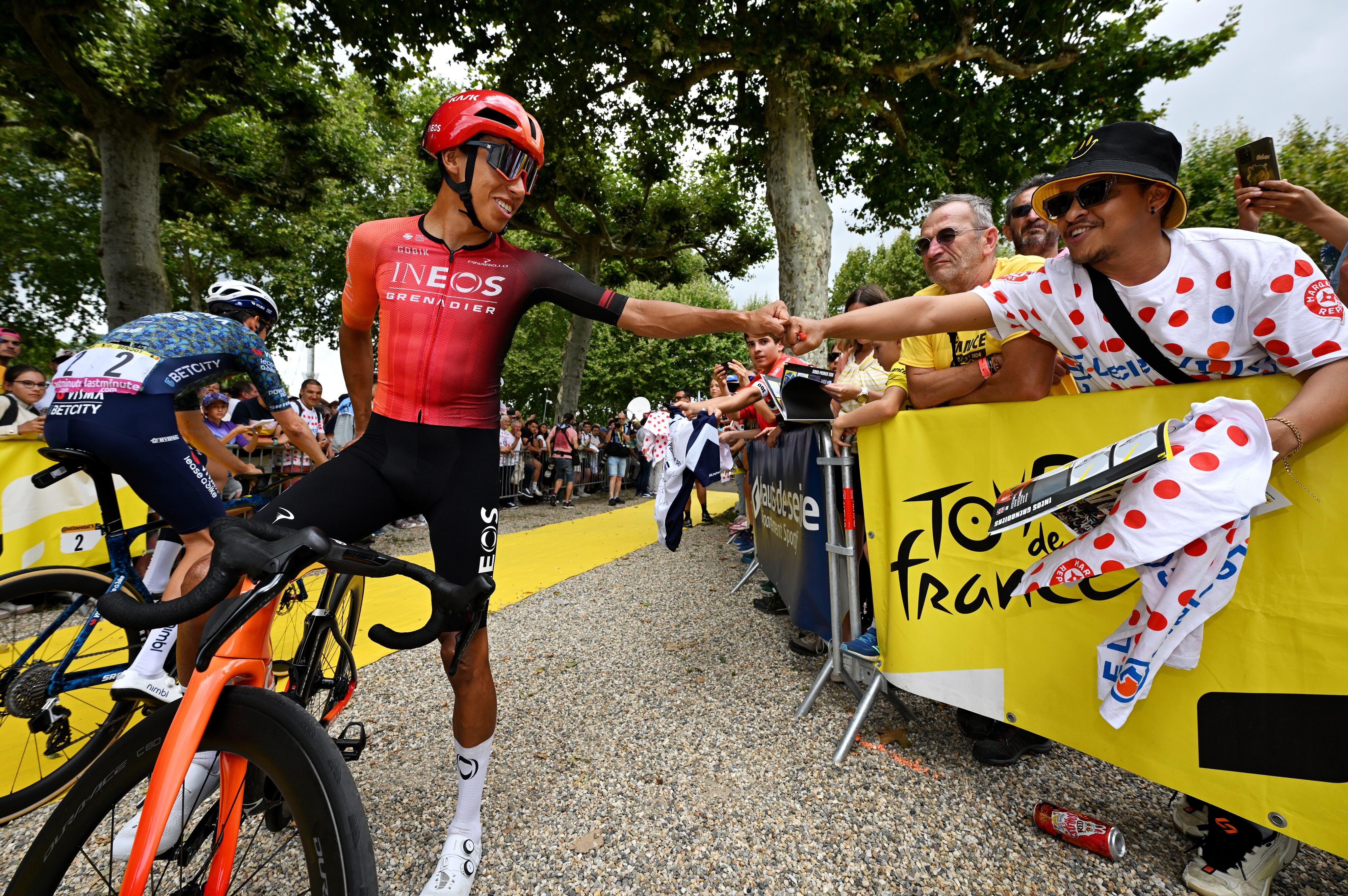 Egan Bernal saludando a un fanático antes del comienzo de la etapa 13 del Tour de Francia 2024 - crédito @INEOSGrenadiers / X