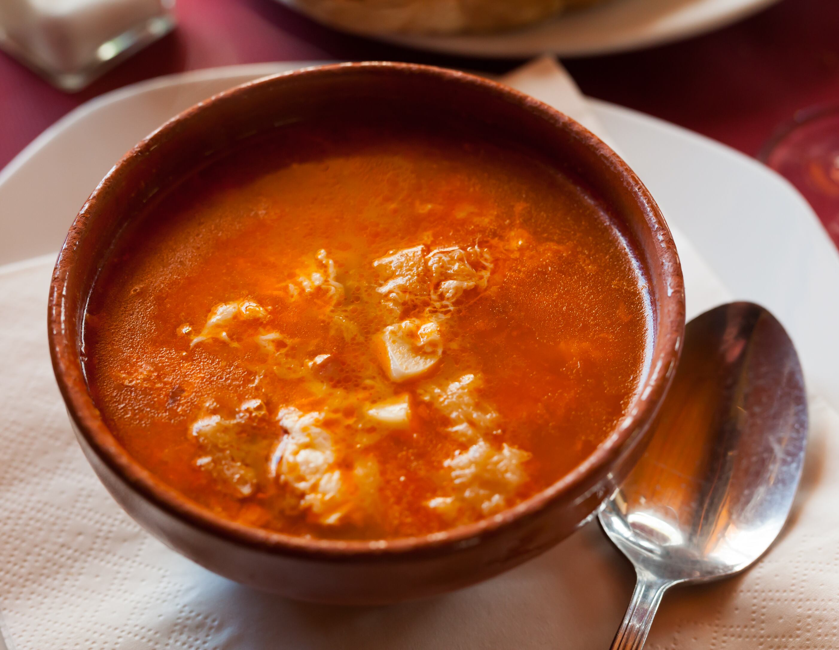 Sopa de ajo en cuenco de arcilla