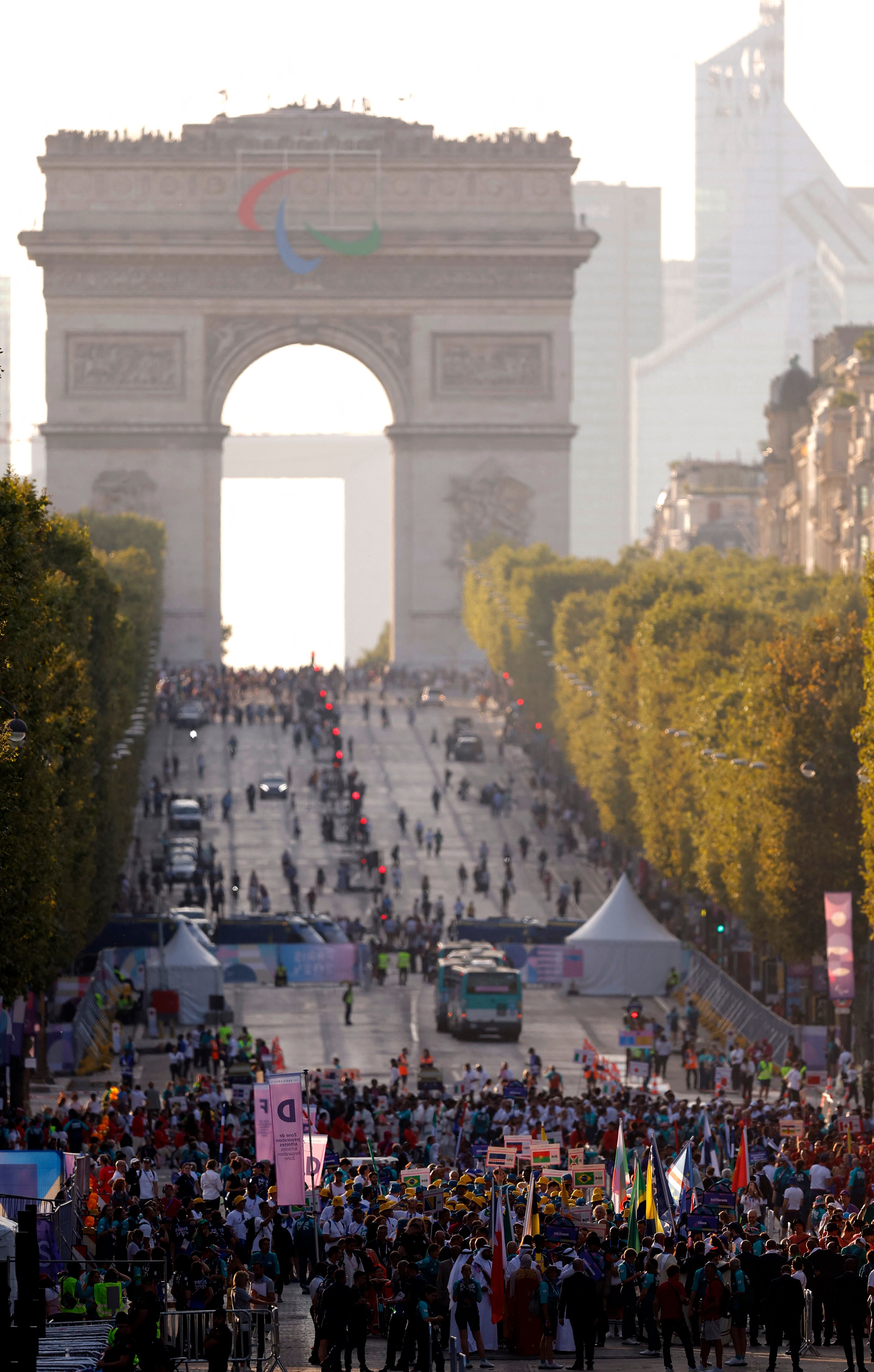 Atletas esperan por el momento en el que inicia su desfile en la inaguraicón - crédito REUTERS/Andrew Couldridge