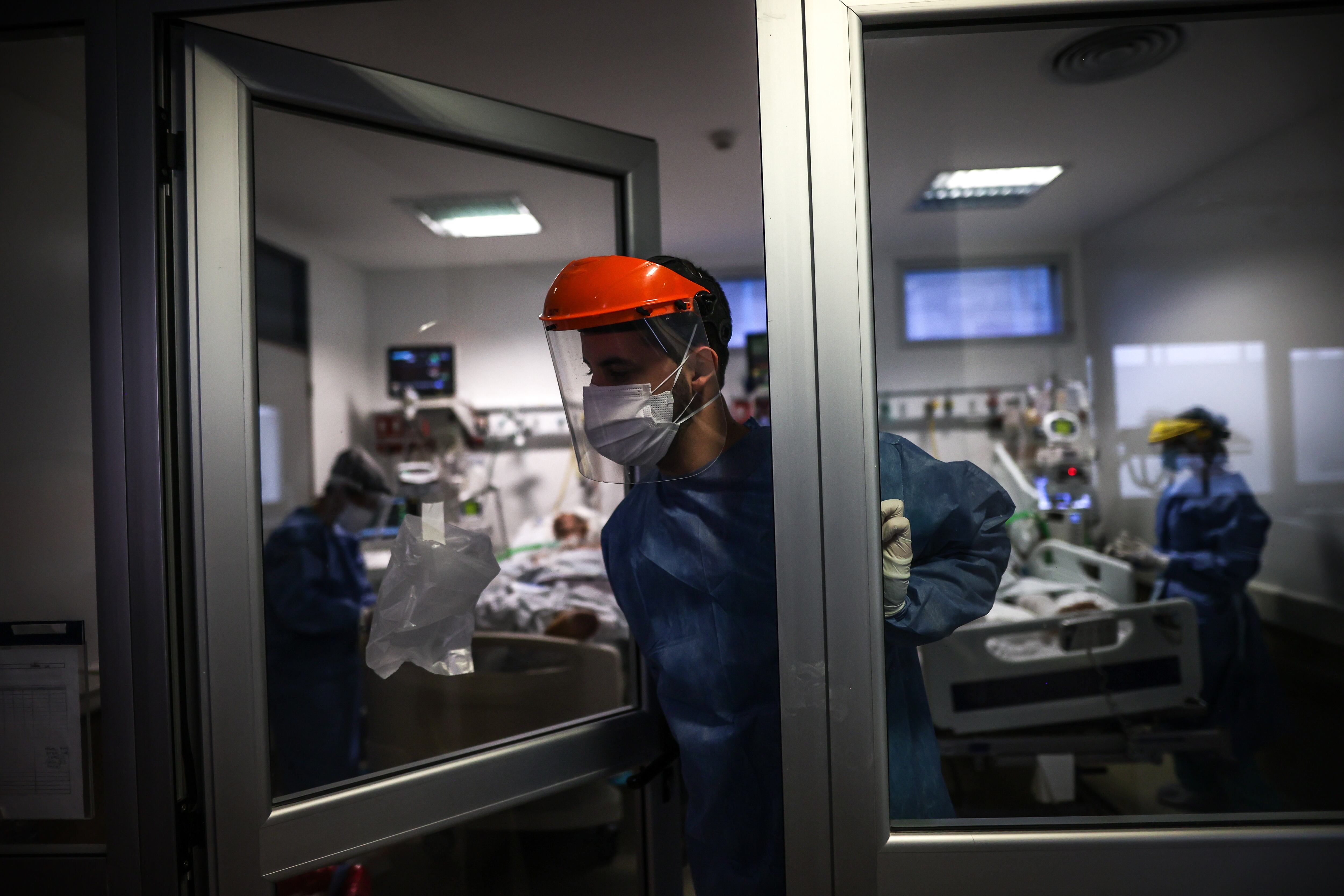 Médicos y enfermeros trabajan en una Unidad de Cuidados Intensivos en un hospital en Buenos Aires (Argentina), en plena pandemia