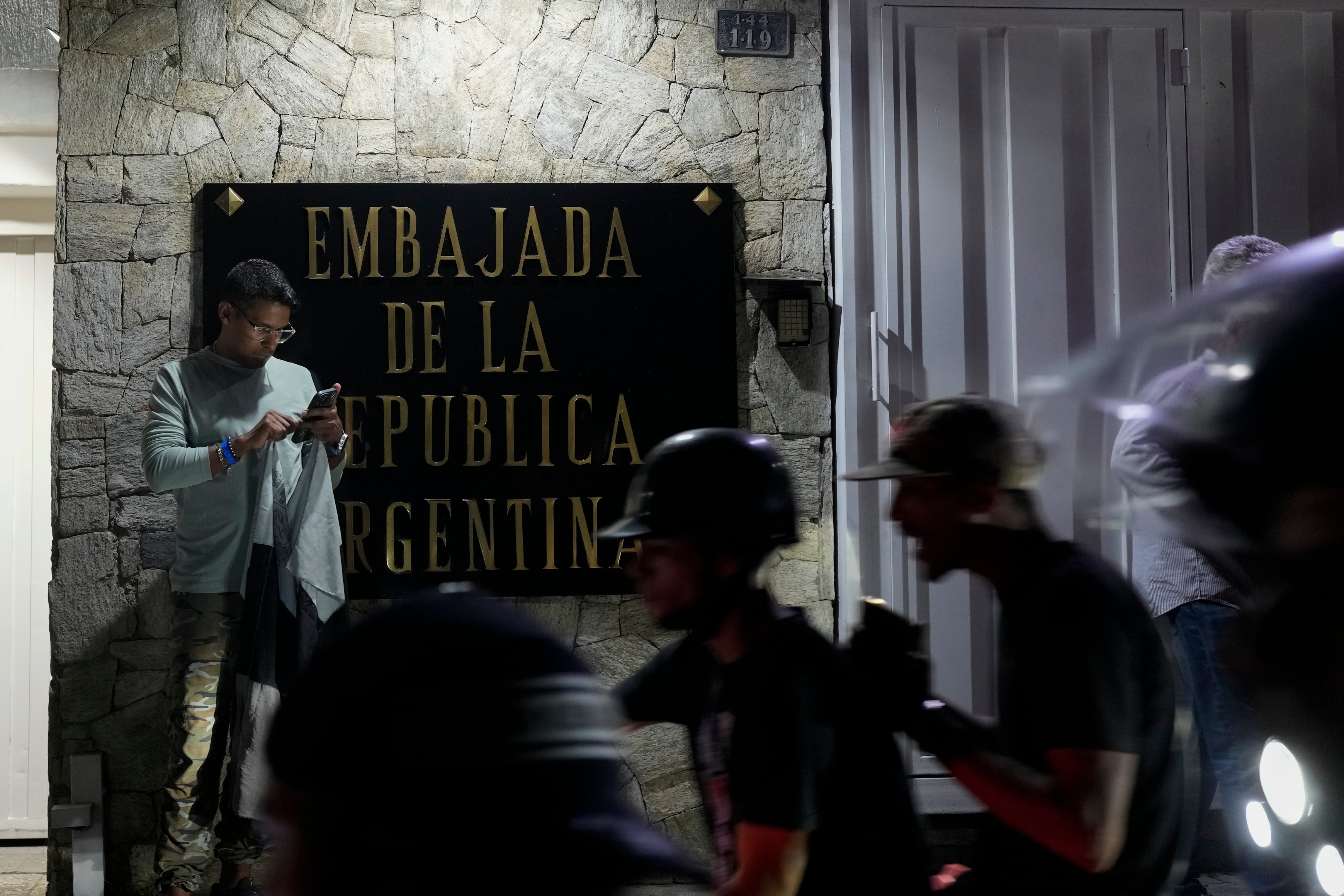 Simpatizantes de la oposición protestan por los resultados oficiales de las elecciones frente a la embajada de Argentina, el día después de las elecciones en Caracas, Venezuela, el lunes 29 de julio de 2024. (AP Foto/Matías Delacroix)