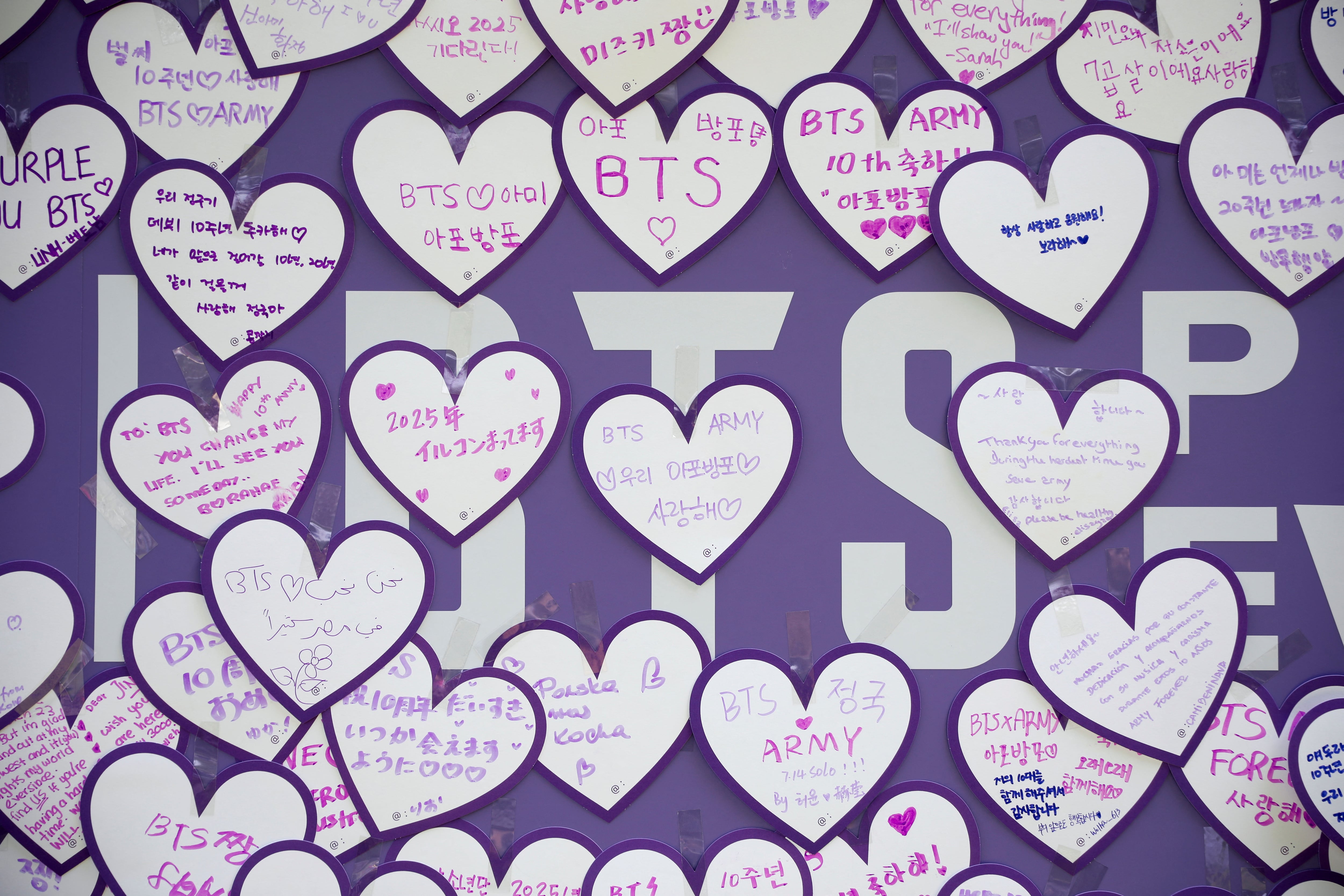 Mensajes de ánimo para la banda de chicos de K-pop BTS aparecen en una pared durante el 10º Aniversario de FESTA en Seúl, Corea del Sur, 17 de junio de 2023. (REUTERS/Kim Soo-hyeon)