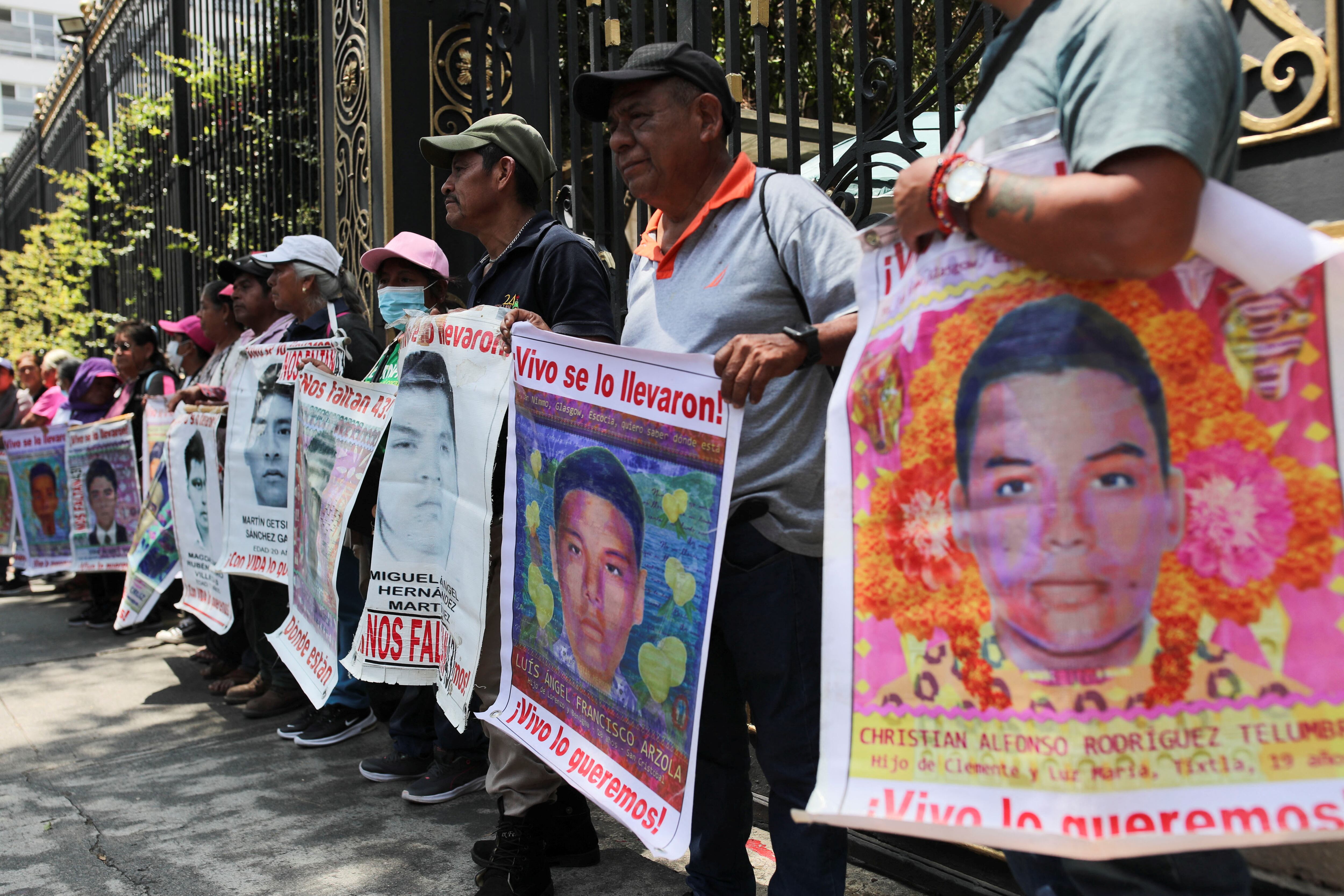 Las y los manifestantes mostraron carteles con los rostros de los 43 normalistas desaparecidos en 2014. REUTERS/Henry Romero