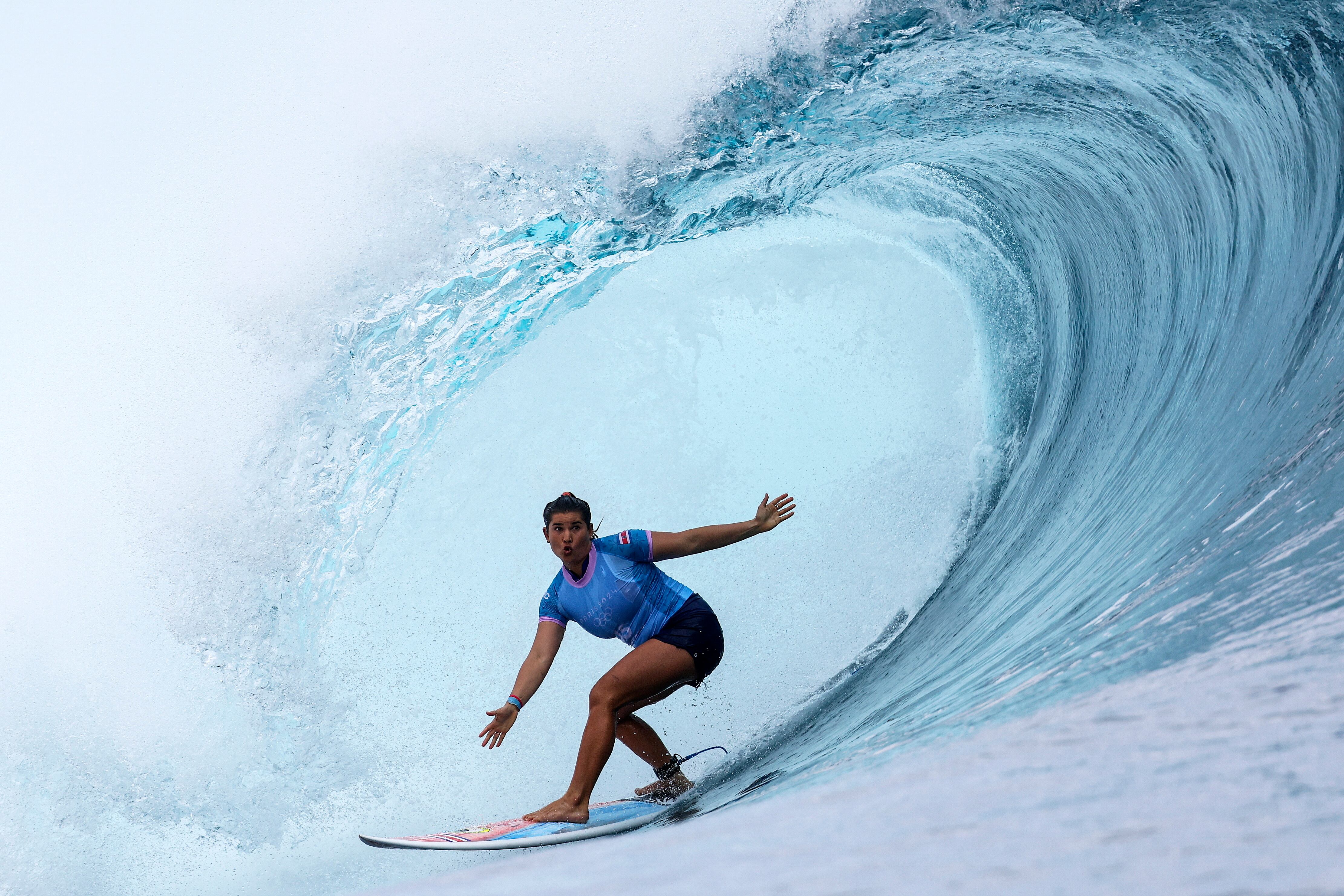 Brisa Hennessy, de Costa Rica durante la primera ronda de la competición de surf este sábado en Teahupo'o, Tahití. EFE/EPA/FAZRY ISMAIL 