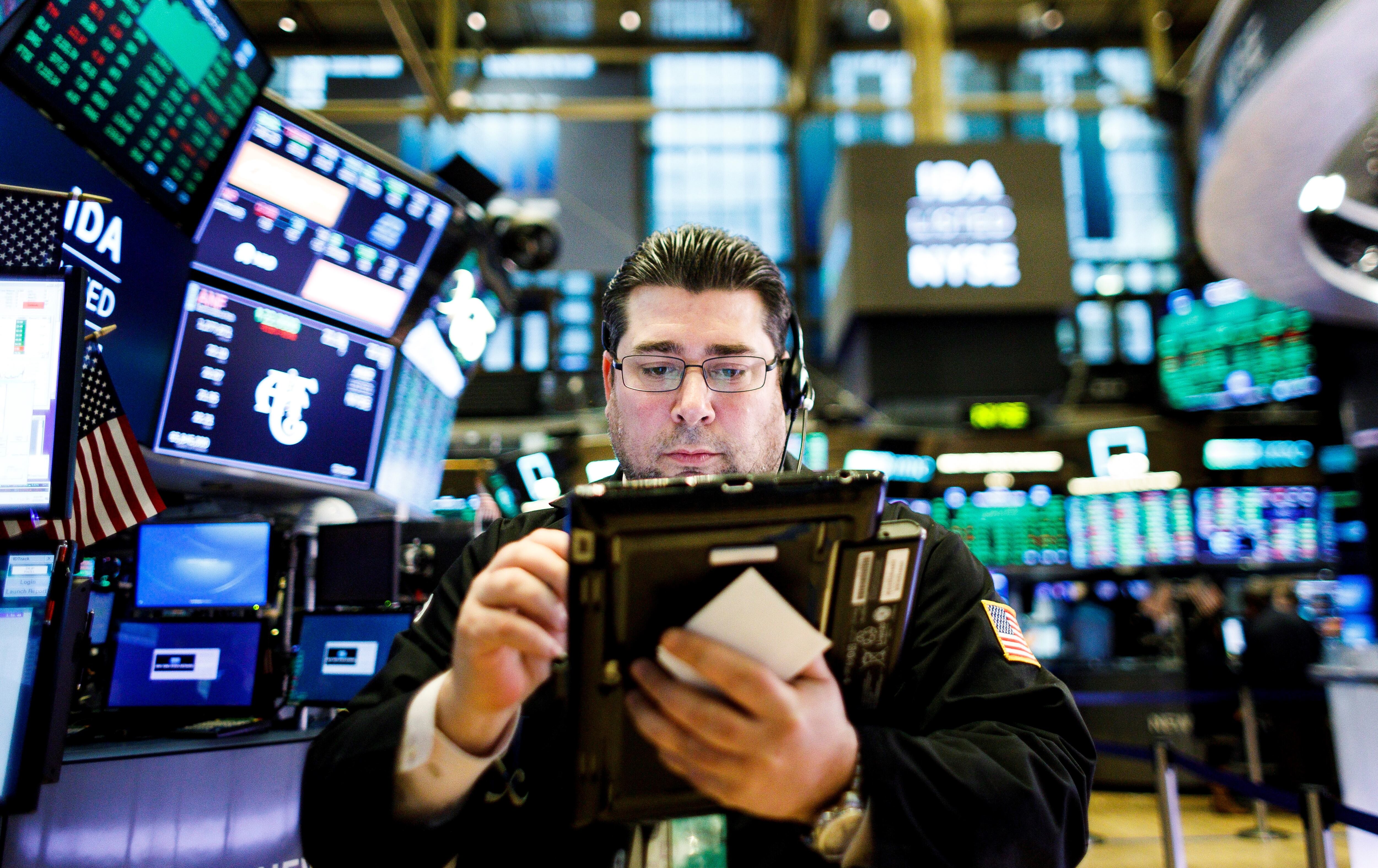 Fotografía de corredores de bolsa en Nueva York (EFE/Justin Lane)
