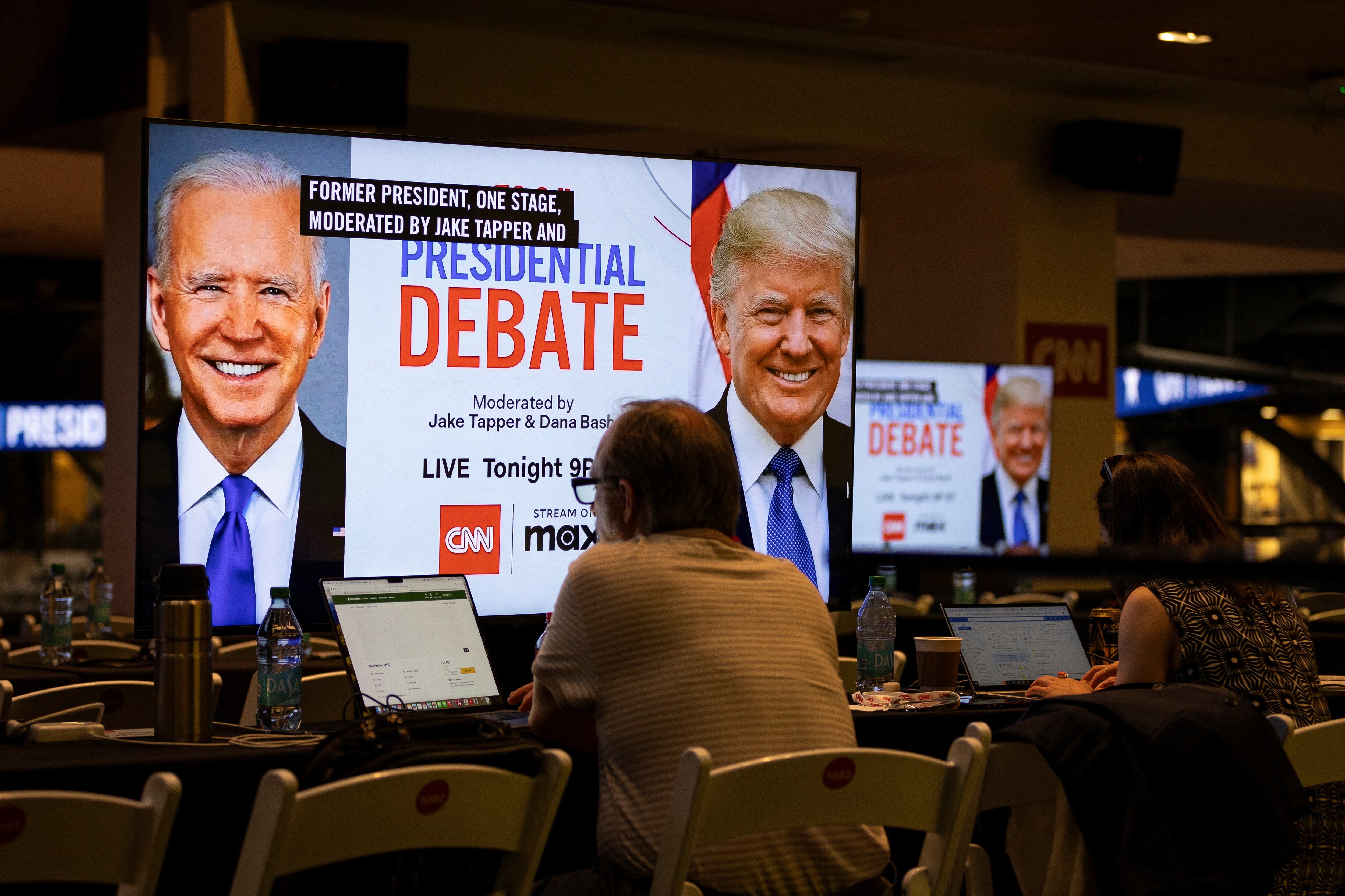 Equipos de prensa trabajan en la sala de prensa del McCamish Pavilion, en el campus del Instituto de Tecnología de Georgia, antes del primer debate presidencial (REUTERS/Marco Bello)