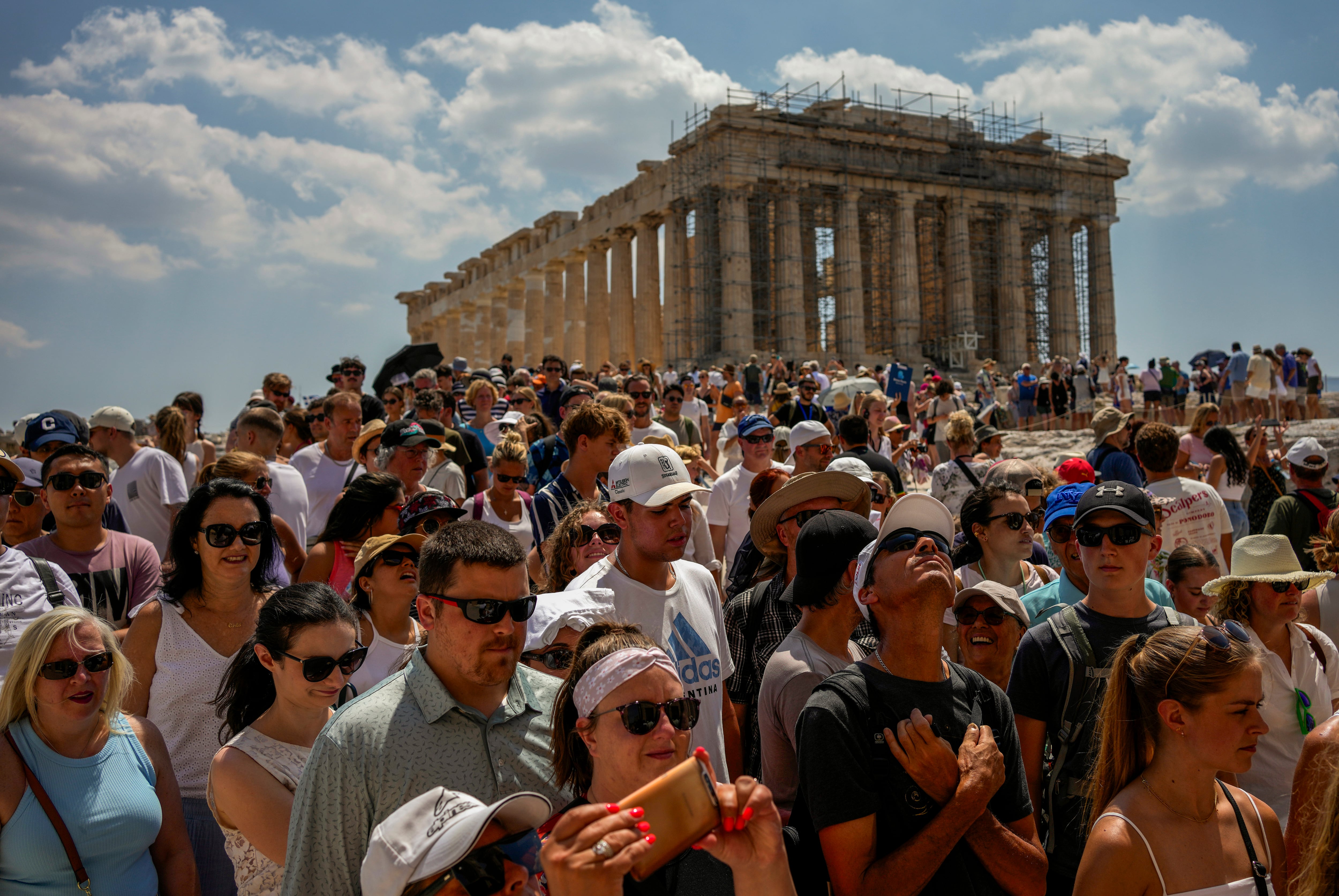 Grecia impondrá una tarifa de 20 euros a visitantes de cruceros en Santorini y Mykonos. (AP Foto/Thanassis Stavrakis)