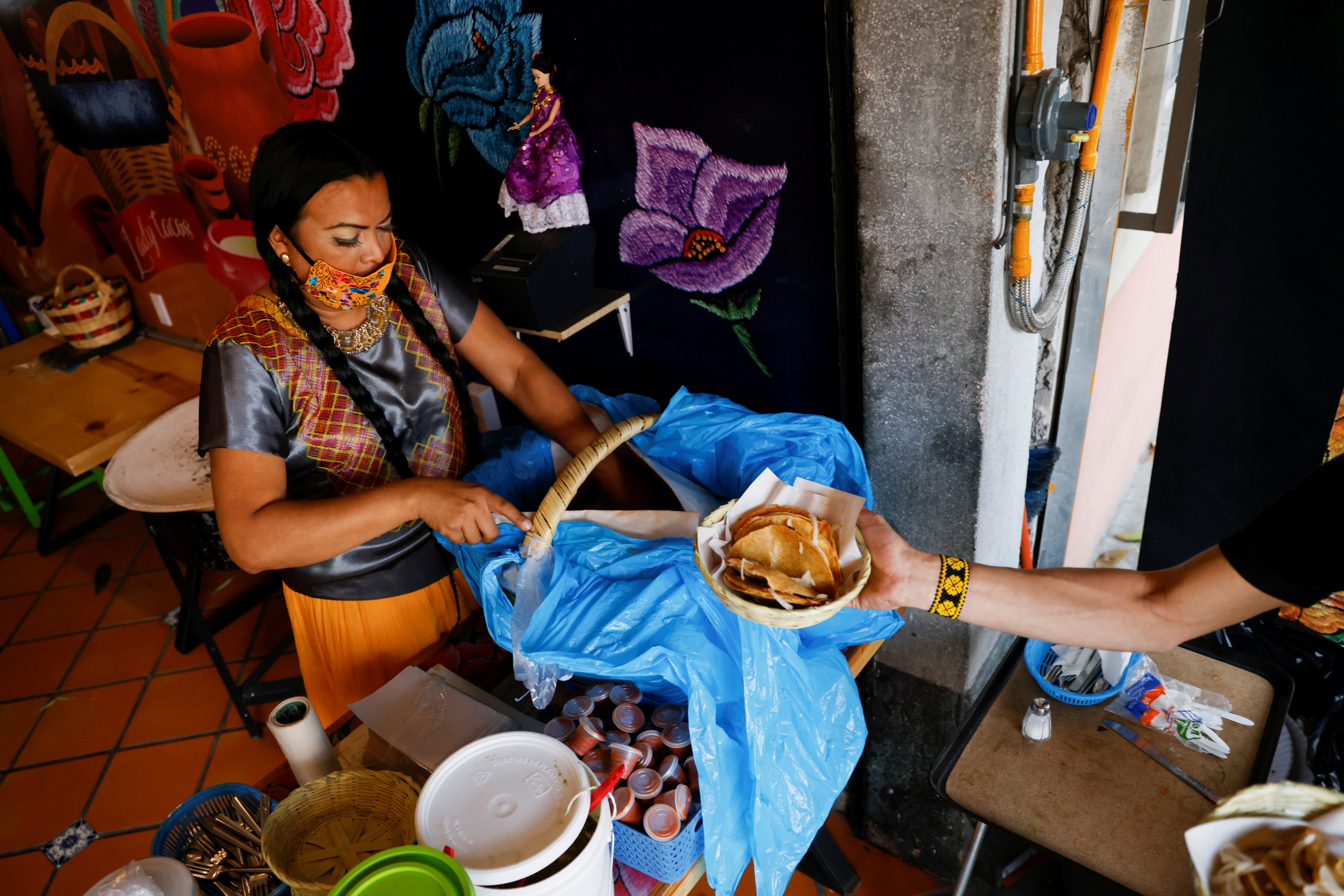 Tacos de canasta gratis en CDMX durante es fin de semana


REUTERS/Carlos Jasso