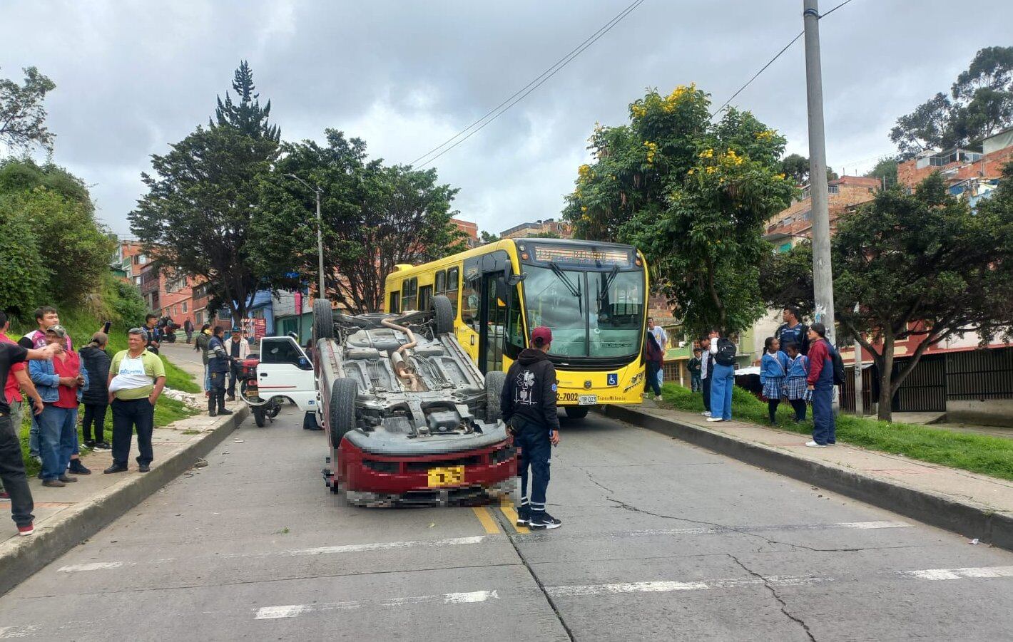 Autoridades se encuentran en el punto mientras realizan desvíos con el fin de restablecer el paso vehicular en el suroriente de Bogotá - crédito @BogotaTransito/X