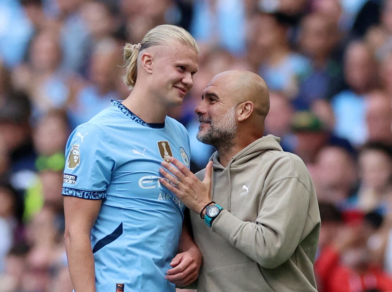 Erling Haaland se retira ovacionado del campo y es abrazado por Pep Guardiola tras convertir tres goles para el Manchester City ante Ipswich Town (REUTERS/Phil Noble)